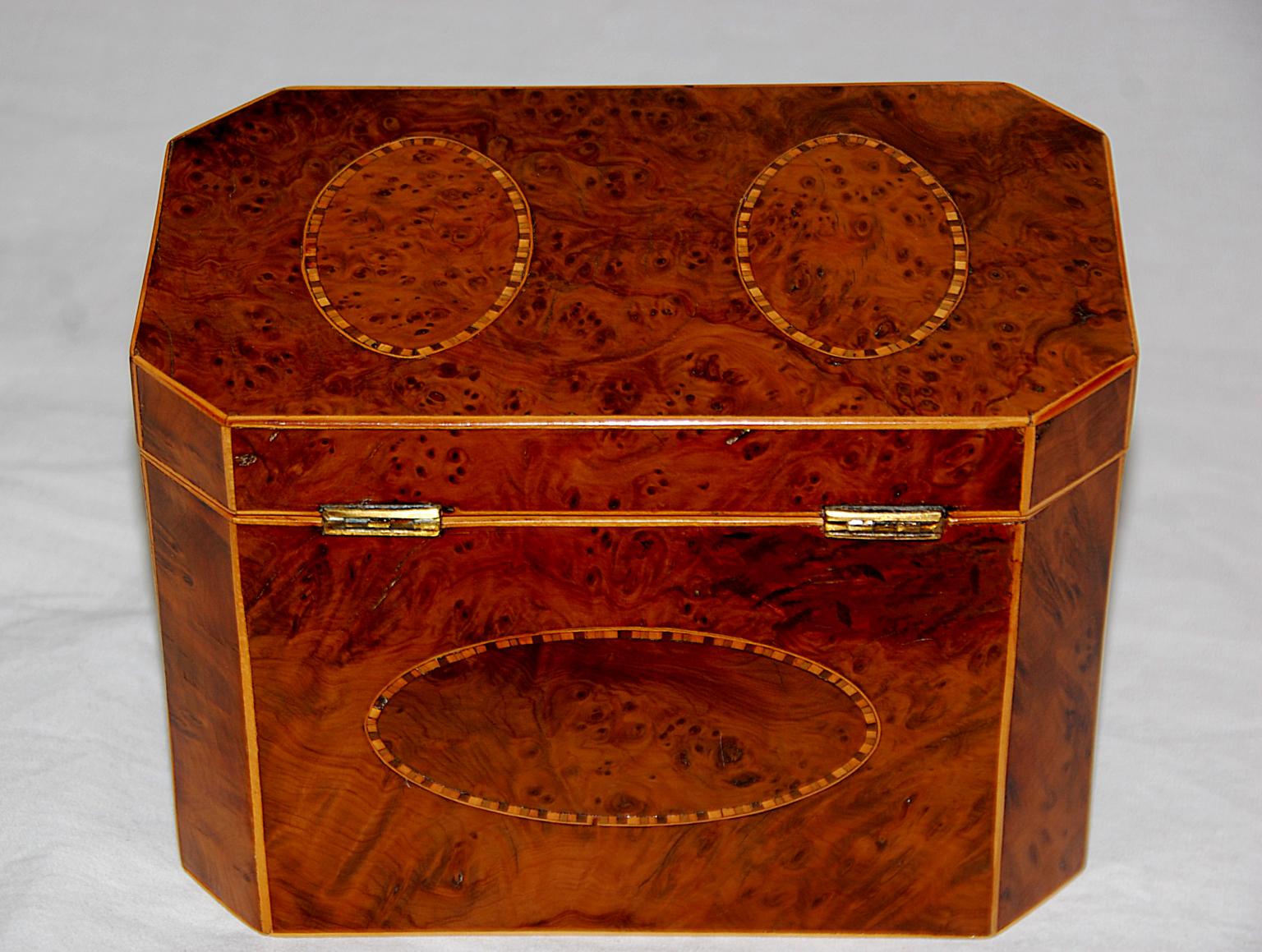 English Georgian Yew Wood Octagonal Tea Caddy with Oval Inlays on Five Sides For Sale 1