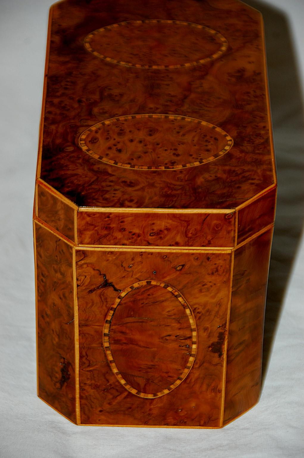 Achteckige englische Teedose aus georgianischem Eibenholz mit ovalen Intarsien auf fünf Seiten im Angebot 1