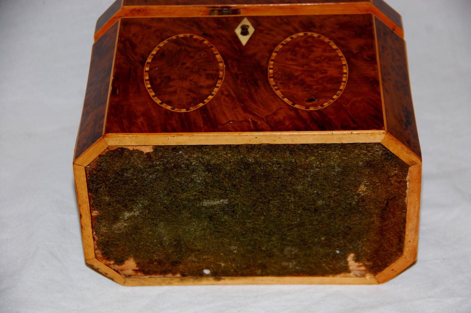 English Georgian Yew Wood Octagonal Tea Caddy with Oval Inlays on Five Sides For Sale 3