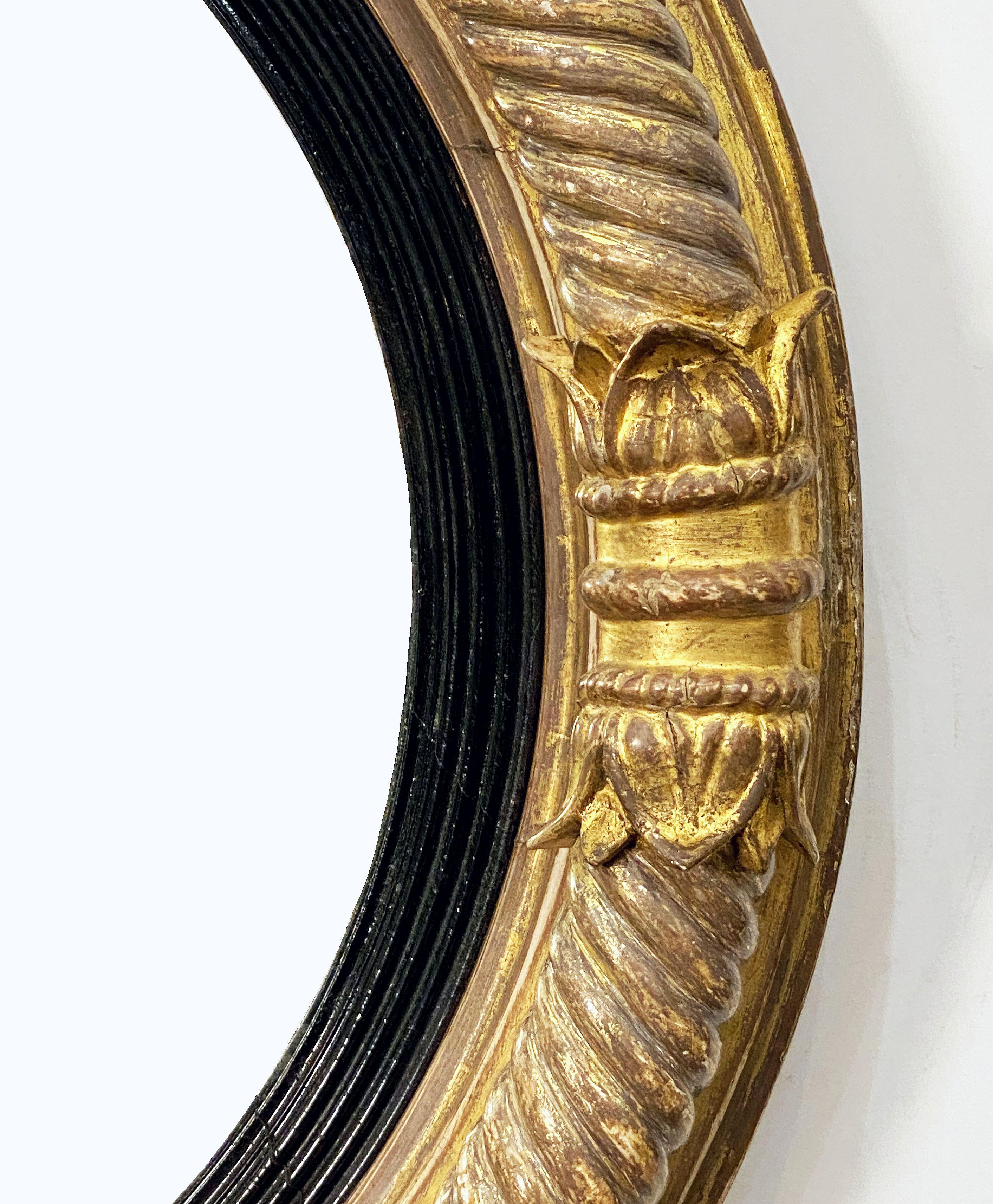 Miroir anglais convexe doré et ébène de l'époque Régence en vente 3