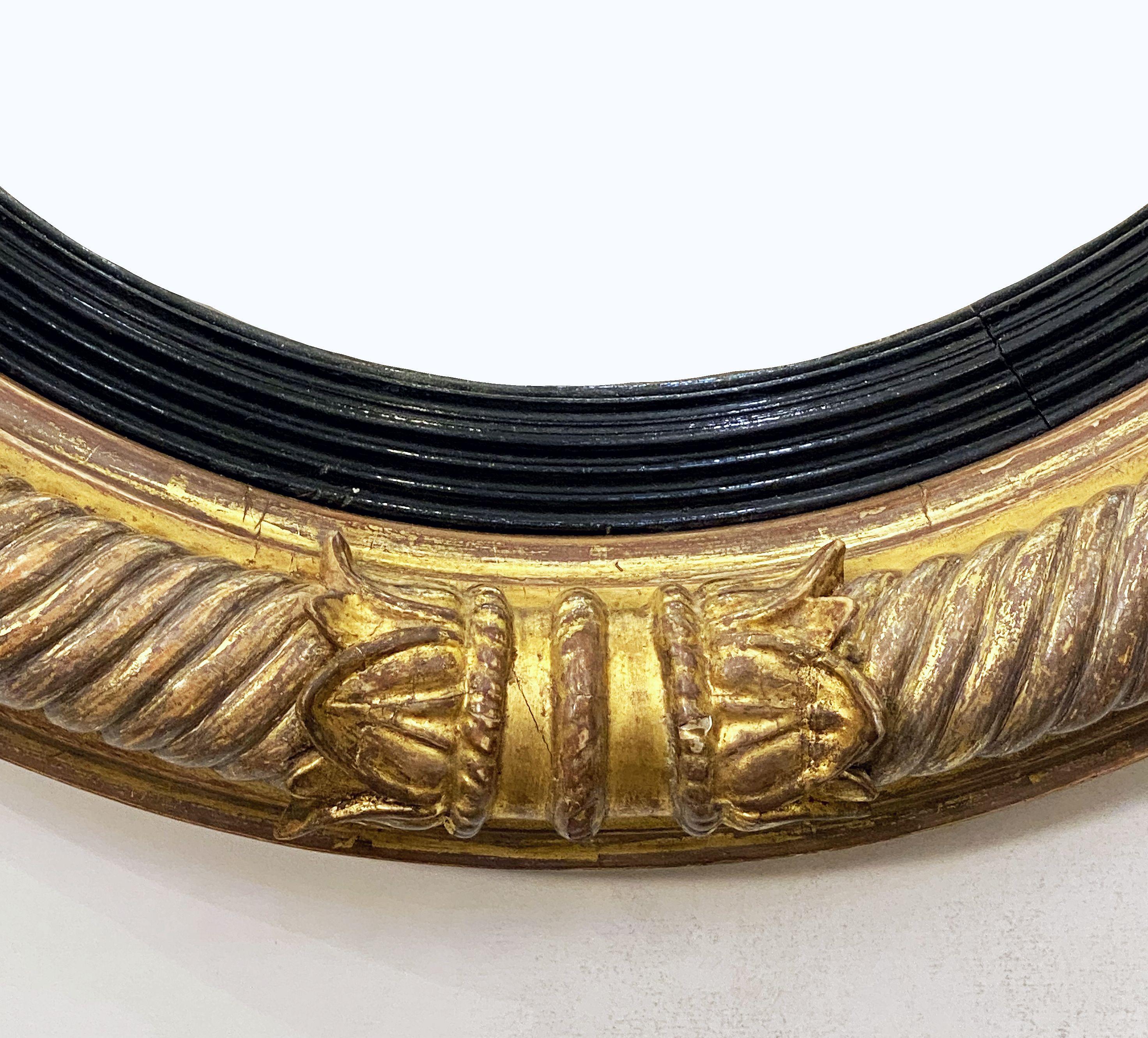 Miroir anglais convexe doré et ébène de l'époque Régence en vente 1