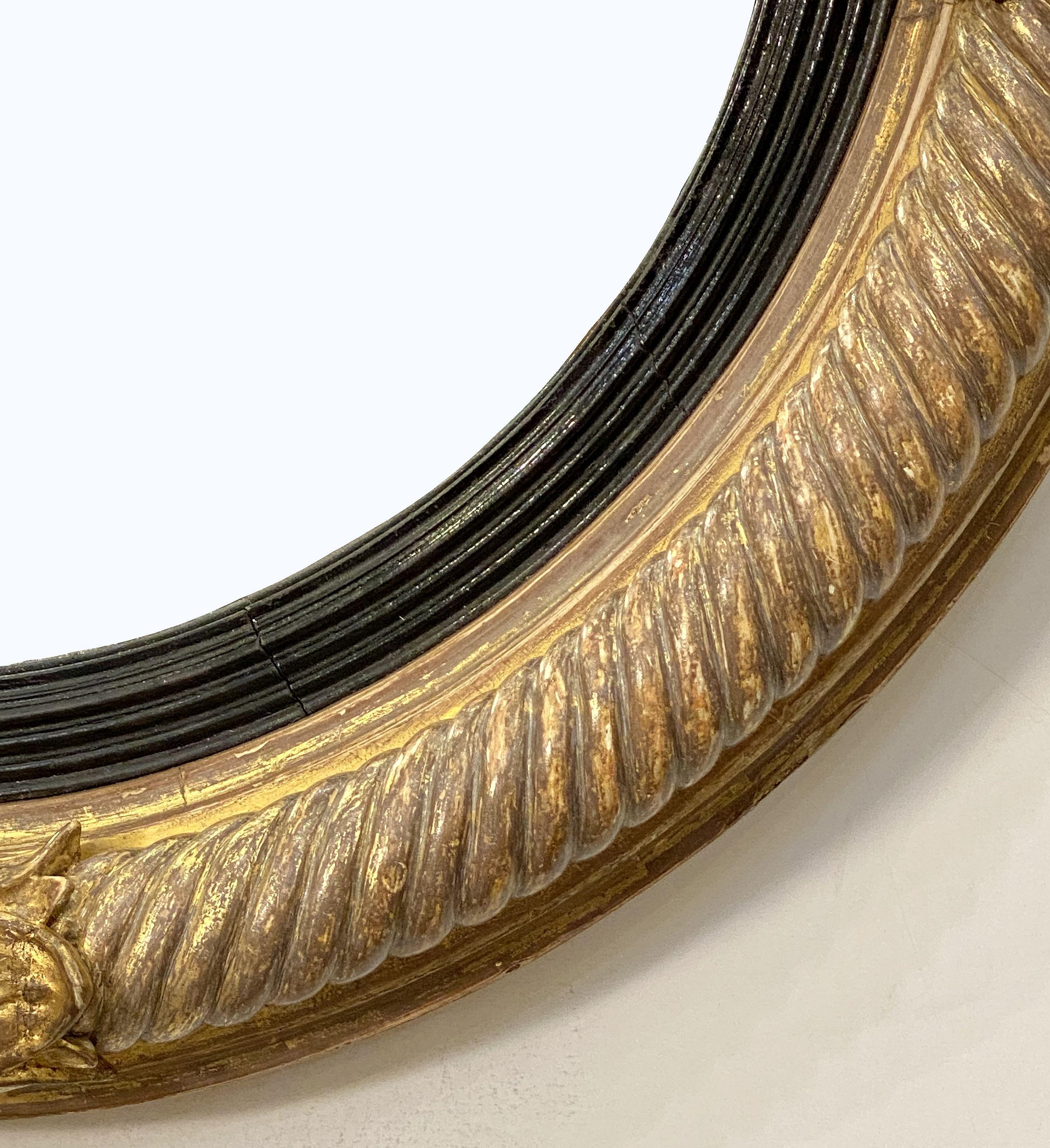 Miroir anglais convexe doré et ébène de l'époque Régence en vente 2