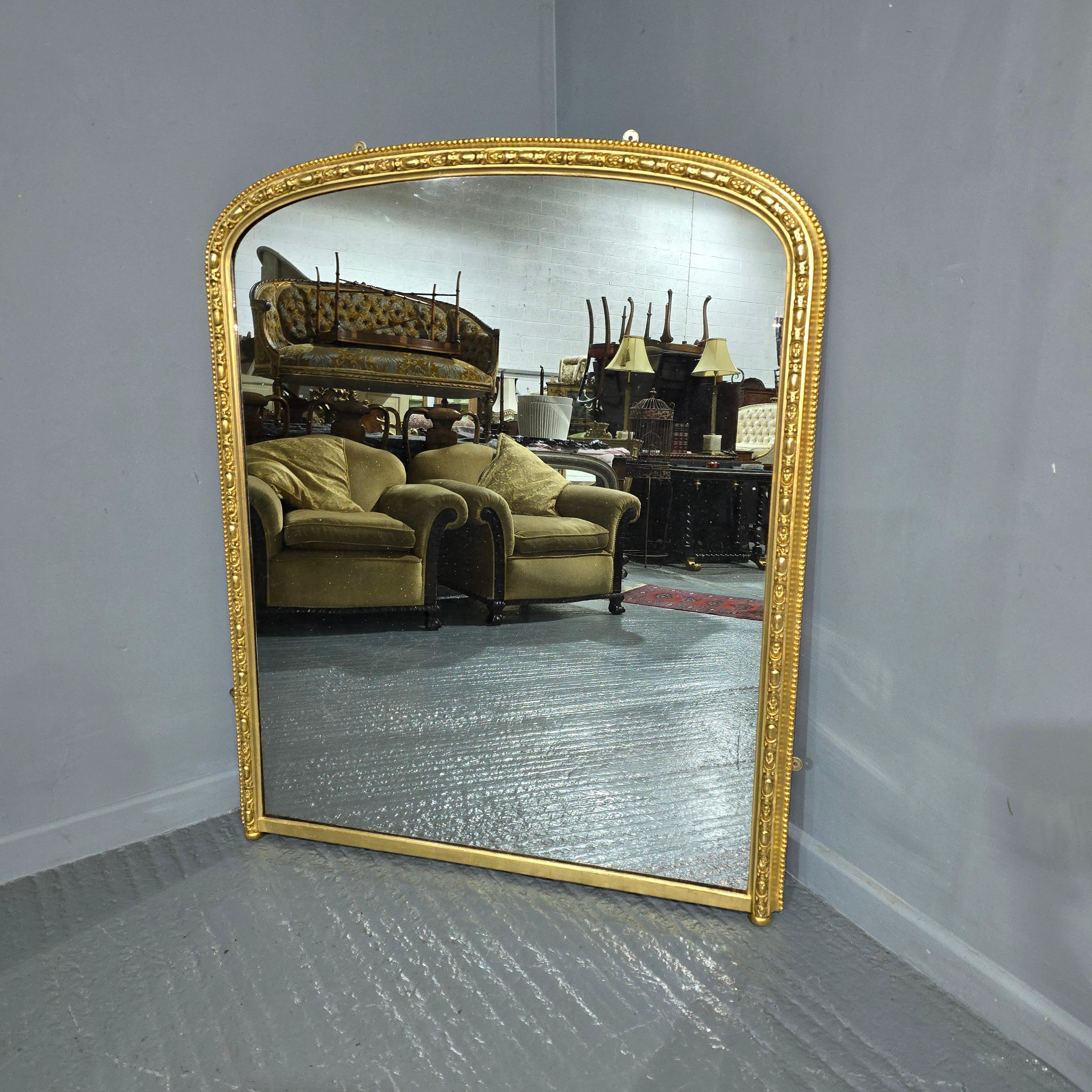 Très bon miroir de cheminée anglais en forme d'œuf et de dard, avec miroir au mercure d'origine et dos lambrissé, en très bon état général.

54