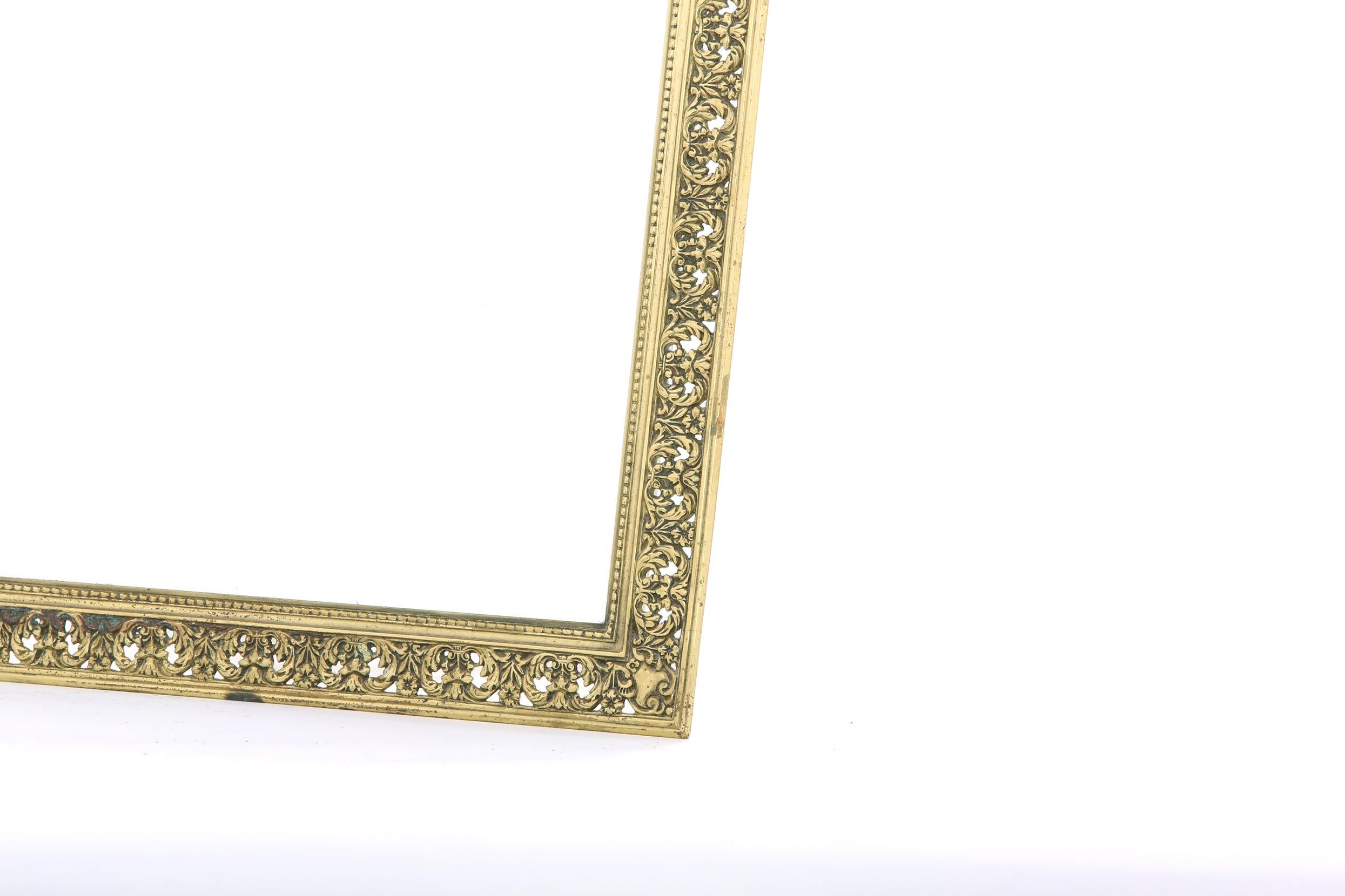 Englischer vergoldeter, gerahmter, abgeschrägter Waschtischspiegel aus Messing (20. Jahrhundert) im Angebot