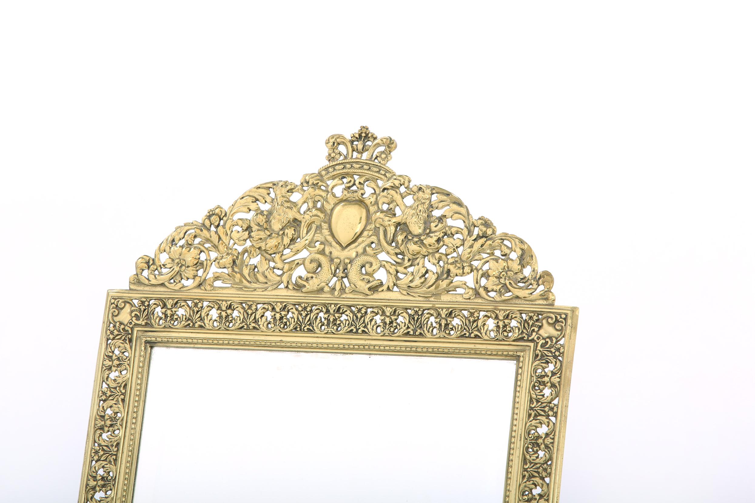 20ième siècle Miroir de coiffeuse anglais biseauté avec cadre en laiton doré en vente