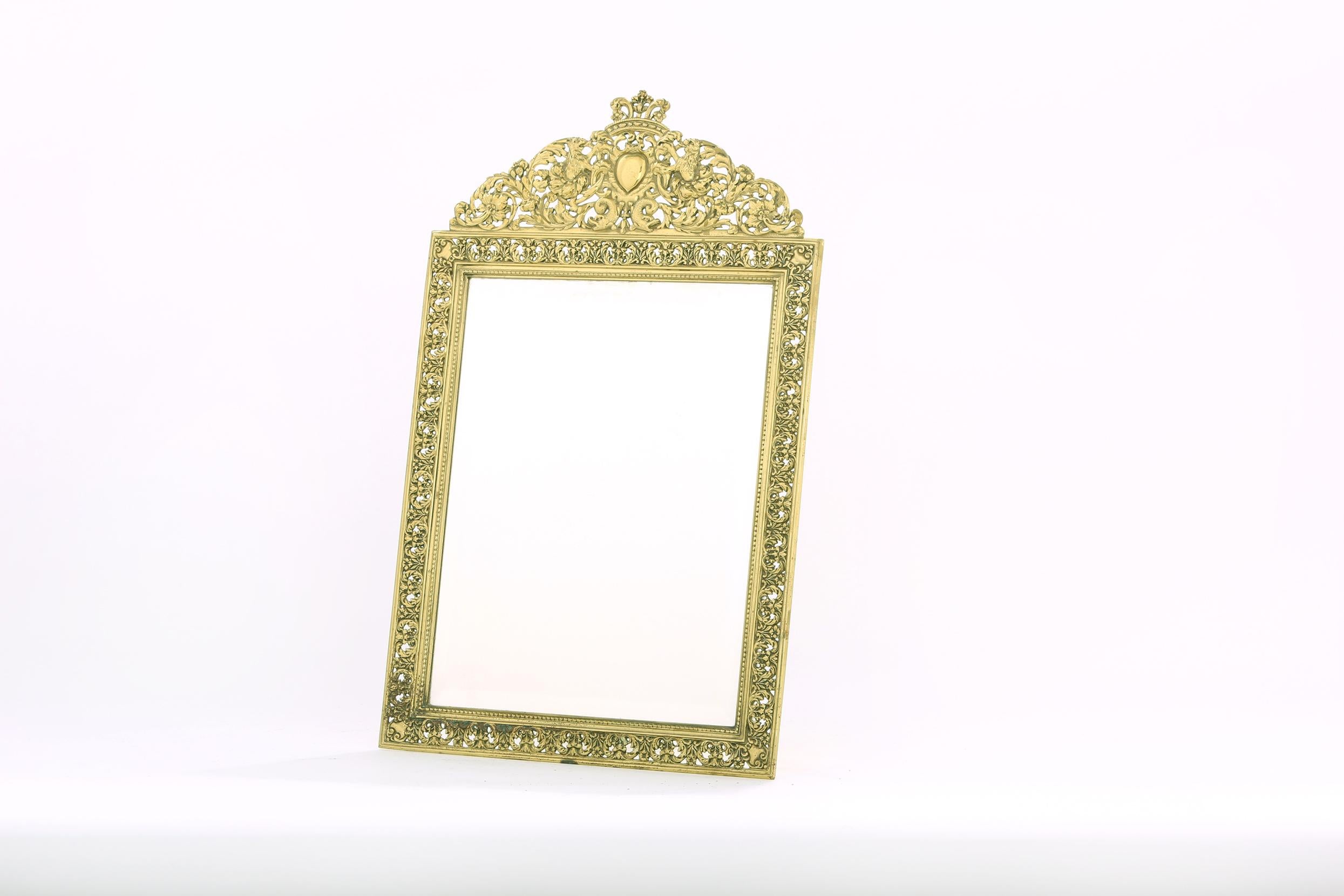 Miroir de coiffeuse anglais biseauté avec cadre en laiton doré en vente 2