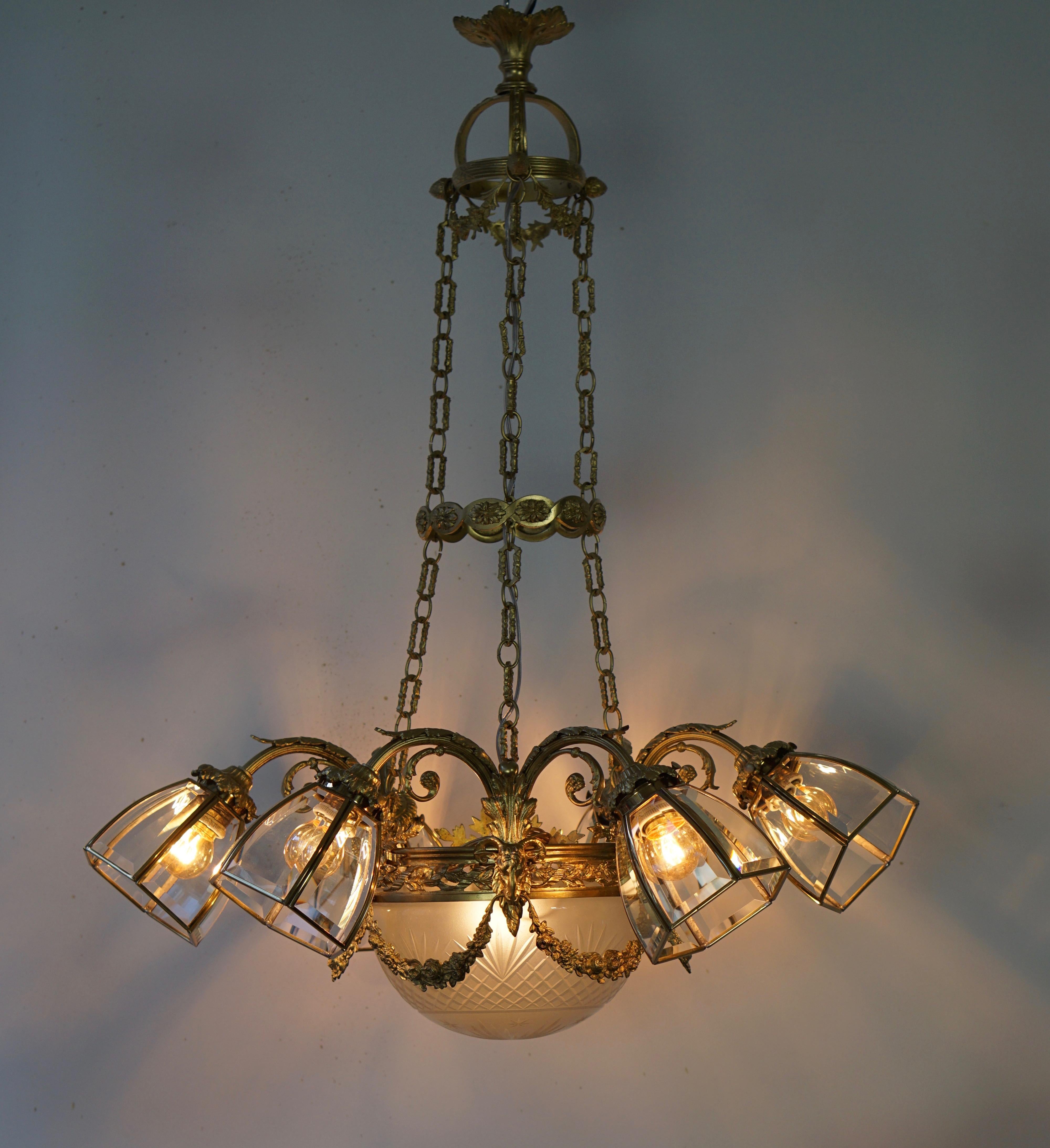 Viktorianischer Kronleuchter aus vergoldeter Bronze mit sechs Lichtern.
Maße: Durchmesser 75 cm.
Höhe 90 cm.
Sechs E27-Glühbirnen.