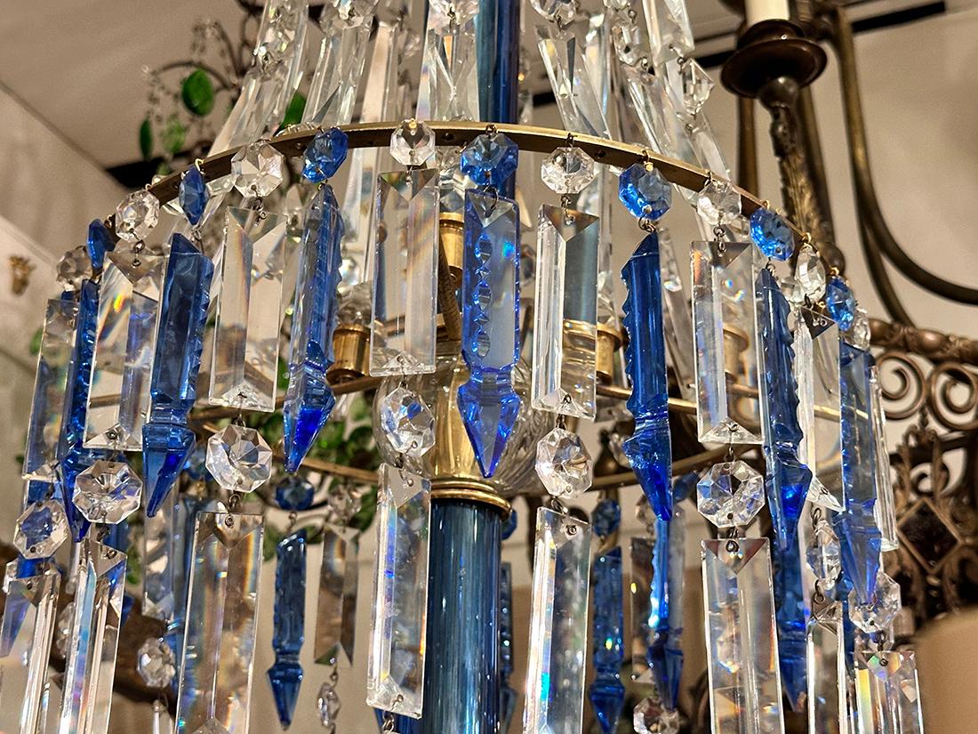 Early 20th Century English Gilt Chandelier with Blue Crystals For Sale