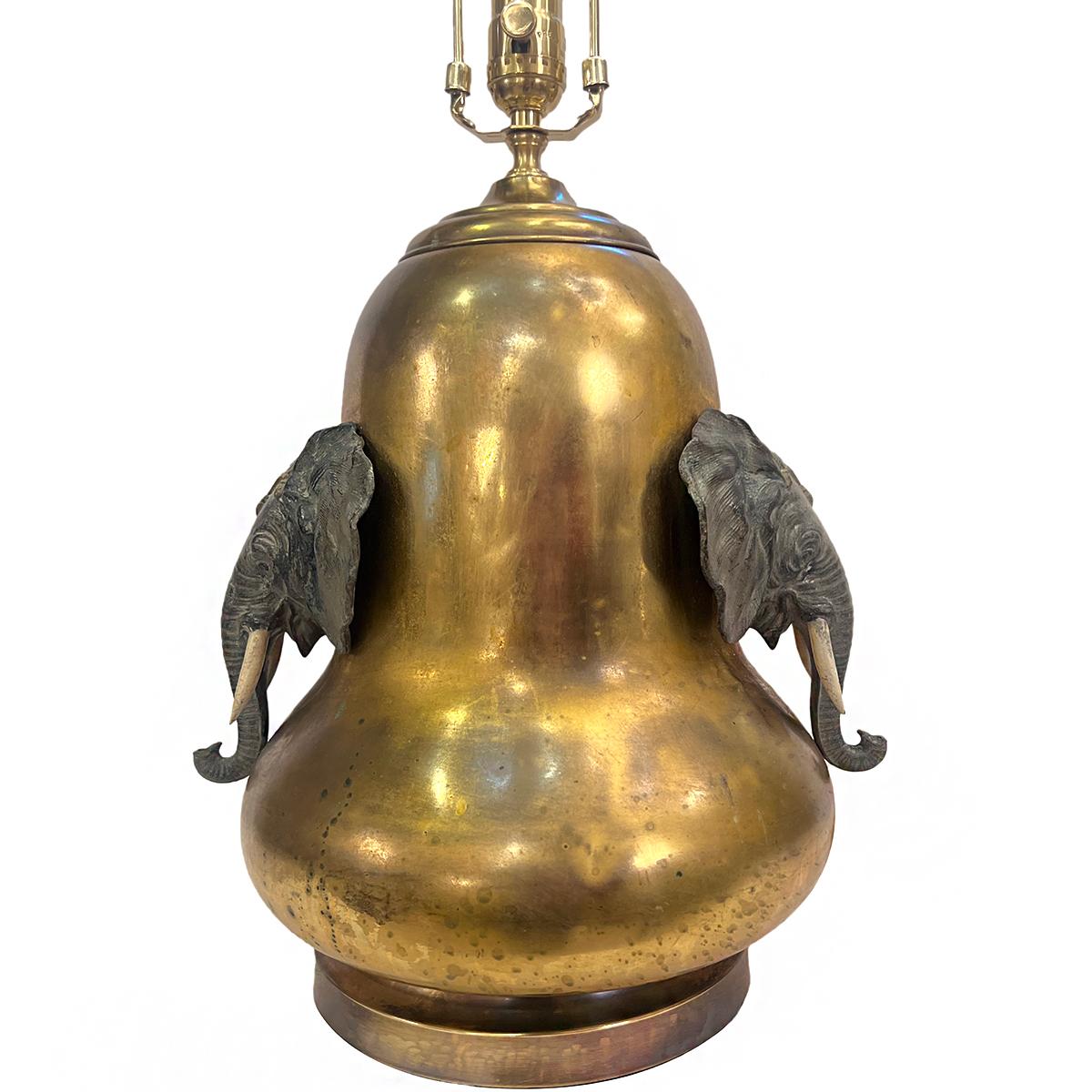 Une lampe dorée des années 1950 avec des décorations d'éléphants.

Mesures :
Hauteur du corps : 15
Hauteur jusqu'à l'appui de l'abat-jour : 25