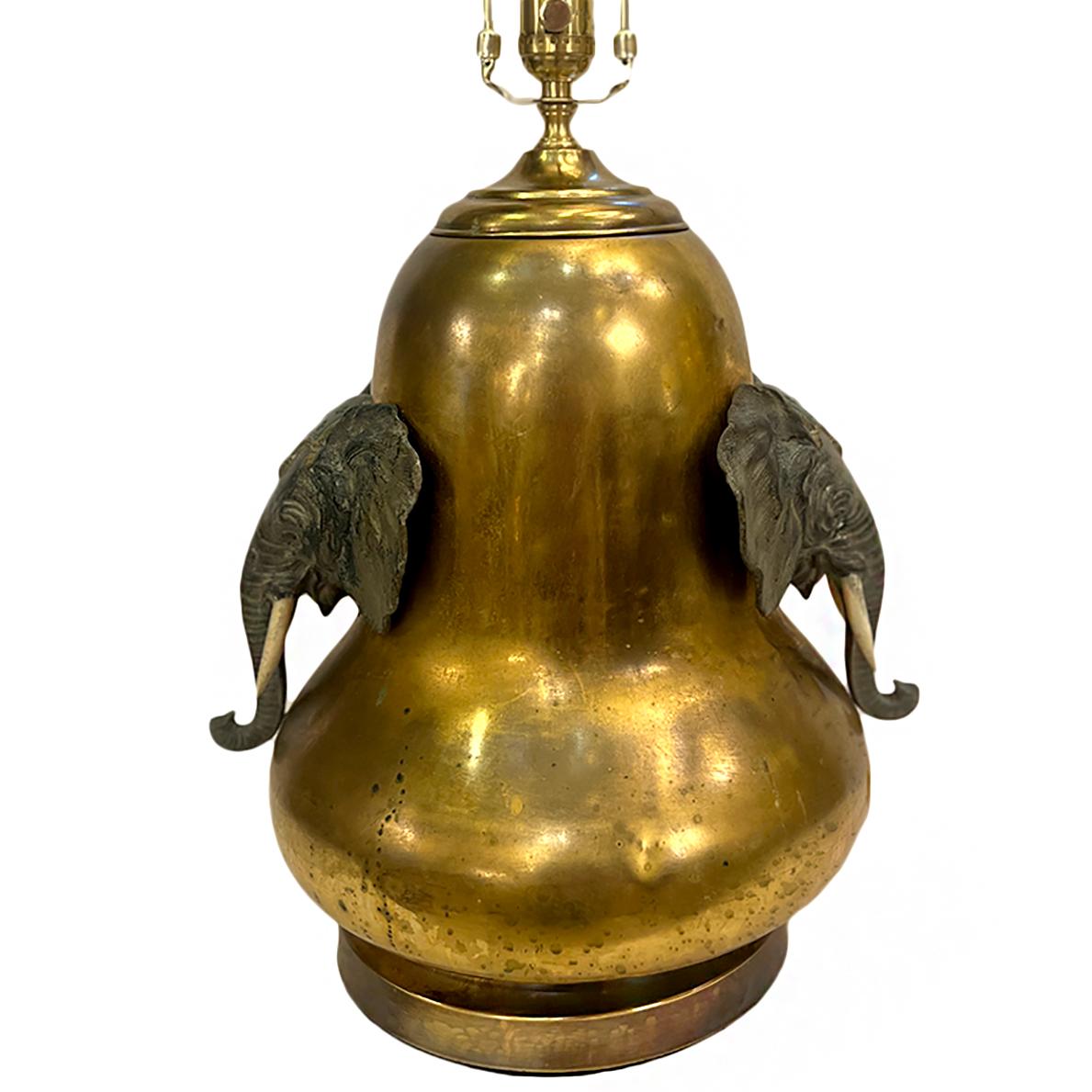 Anglais Lampe anglaise dorée avec éléphants en vente