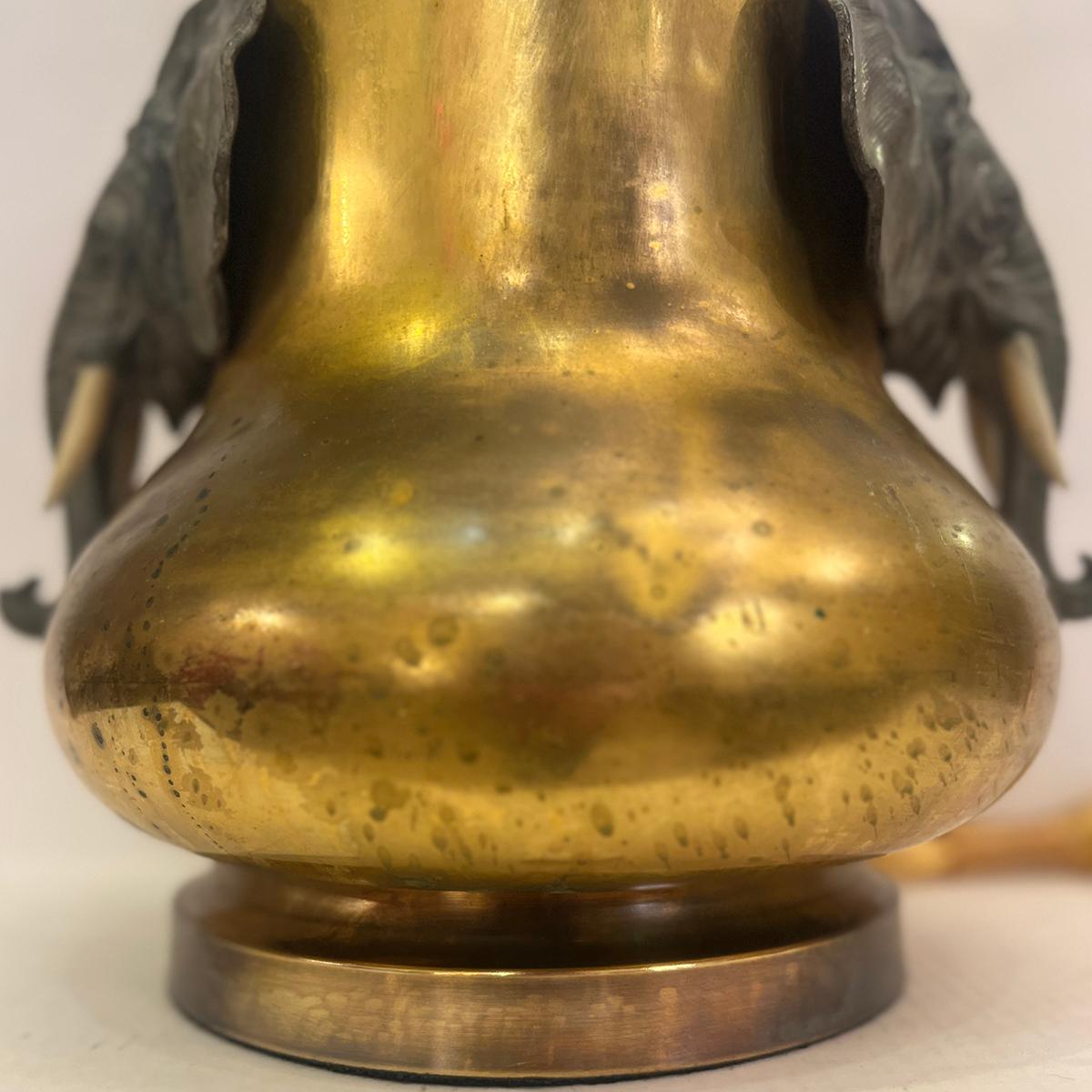 Doré Lampe anglaise dorée avec éléphants en vente