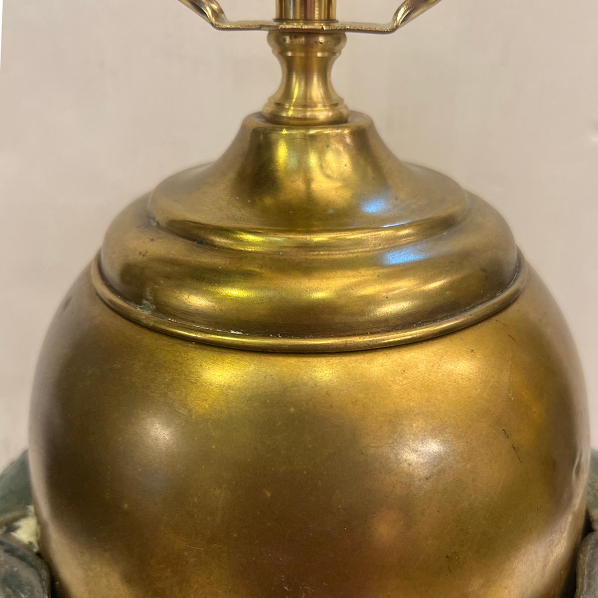 Lampe anglaise dorée avec éléphants Bon état - En vente à New York, NY