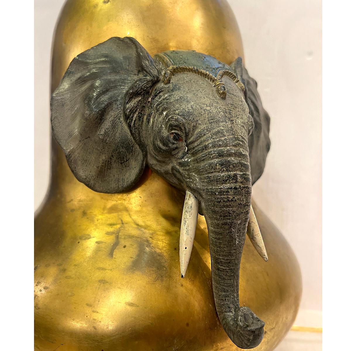 Milieu du XXe siècle Lampe anglaise dorée avec éléphants en vente