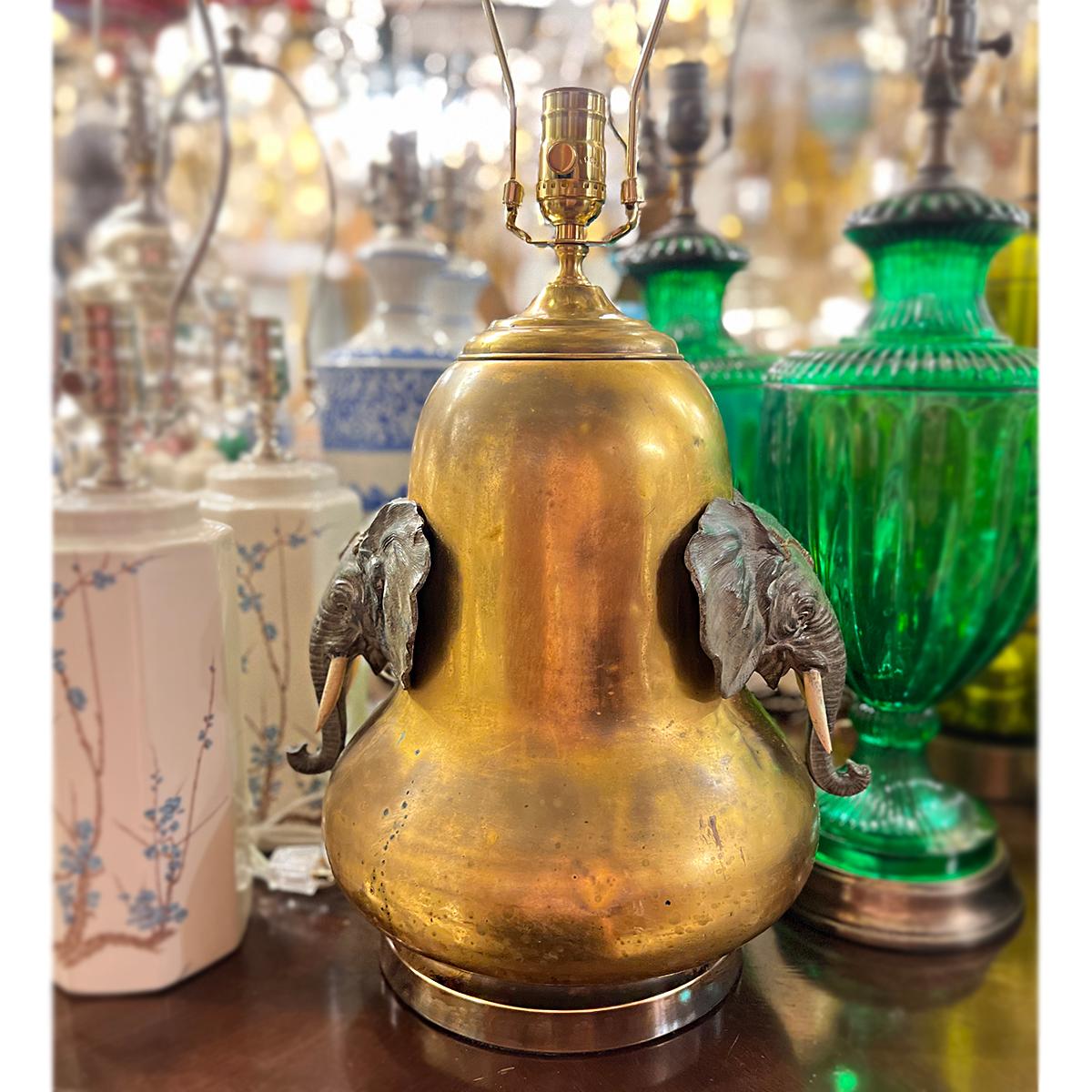 Métal Lampe anglaise dorée avec éléphants en vente