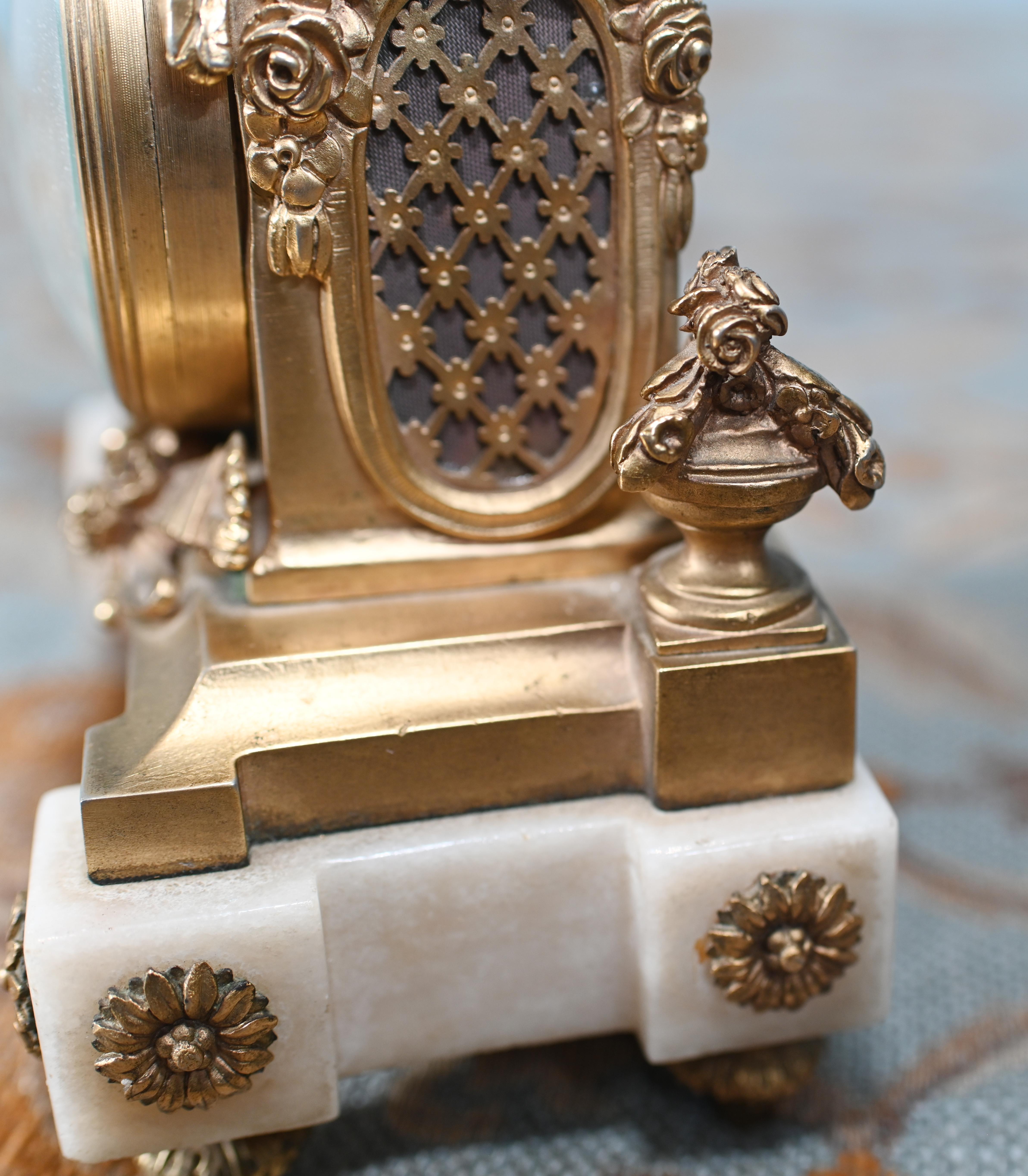 Reloj de repisa dorado inglés Cherub St. James Londres 1880 en venta 6