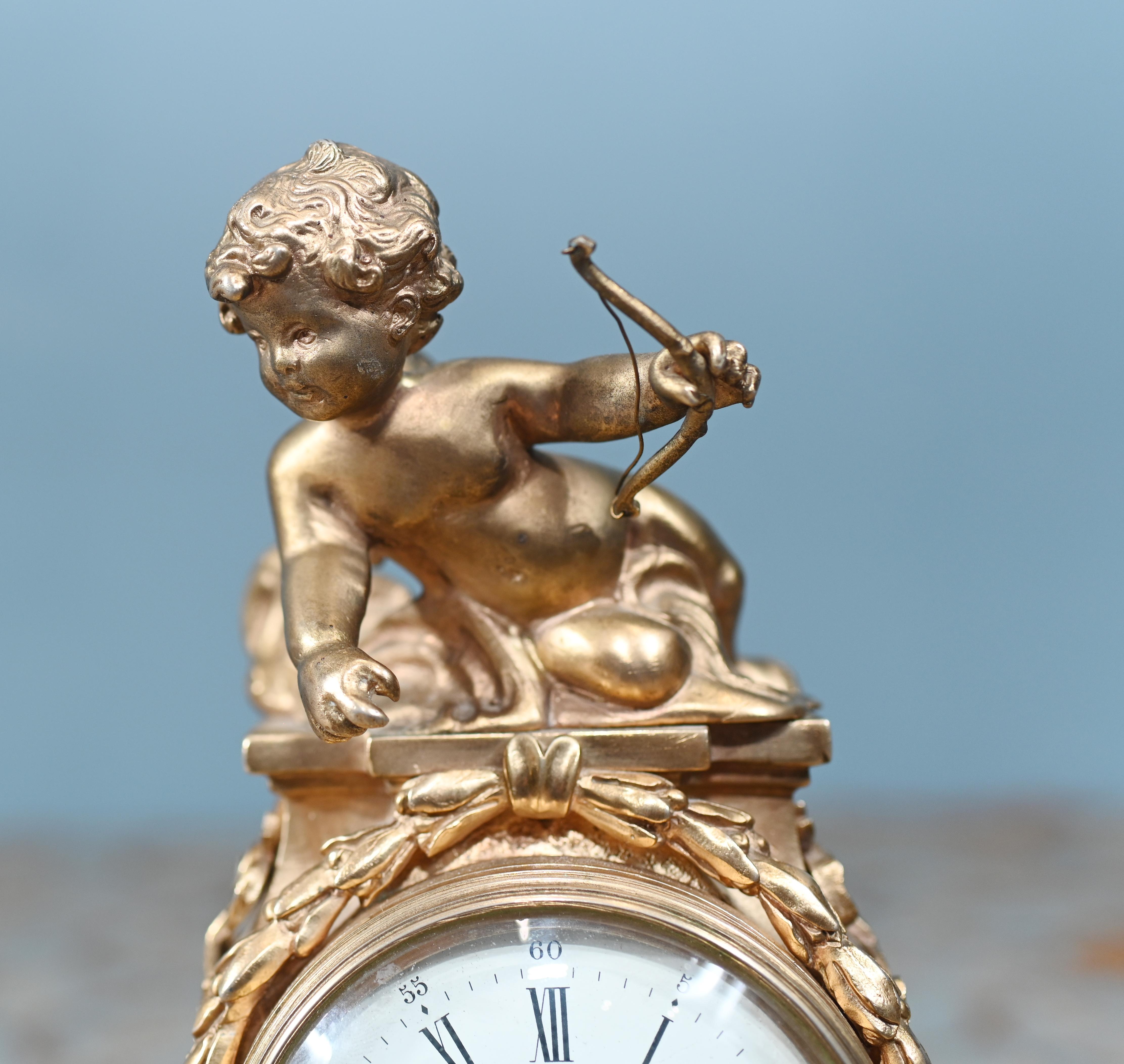 Reloj de repisa dorado inglés Cherub St. James Londres 1880 Fines del siglo XIX en venta