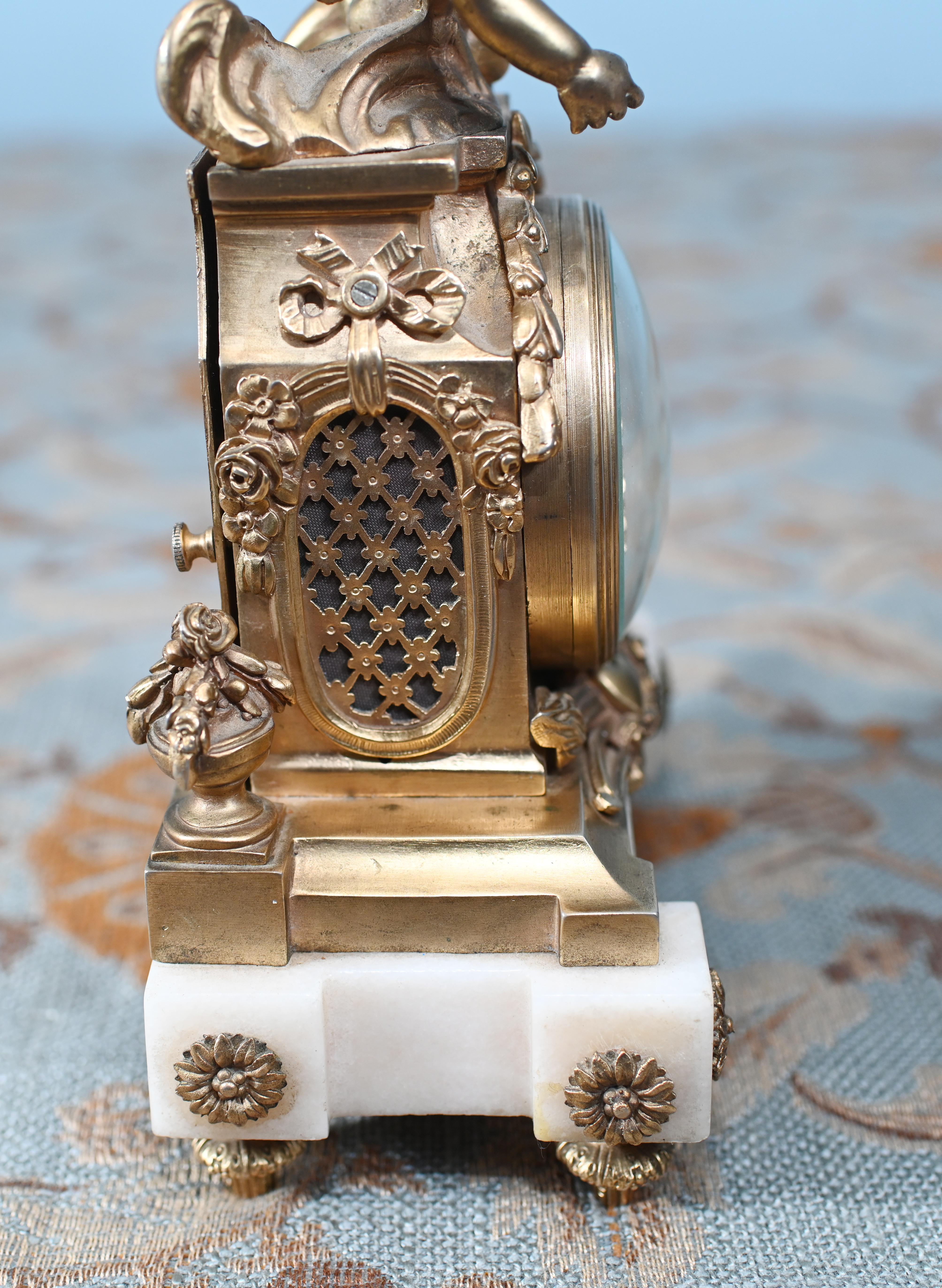 Reloj de repisa dorado inglés Cherub St. James Londres 1880 en venta 1