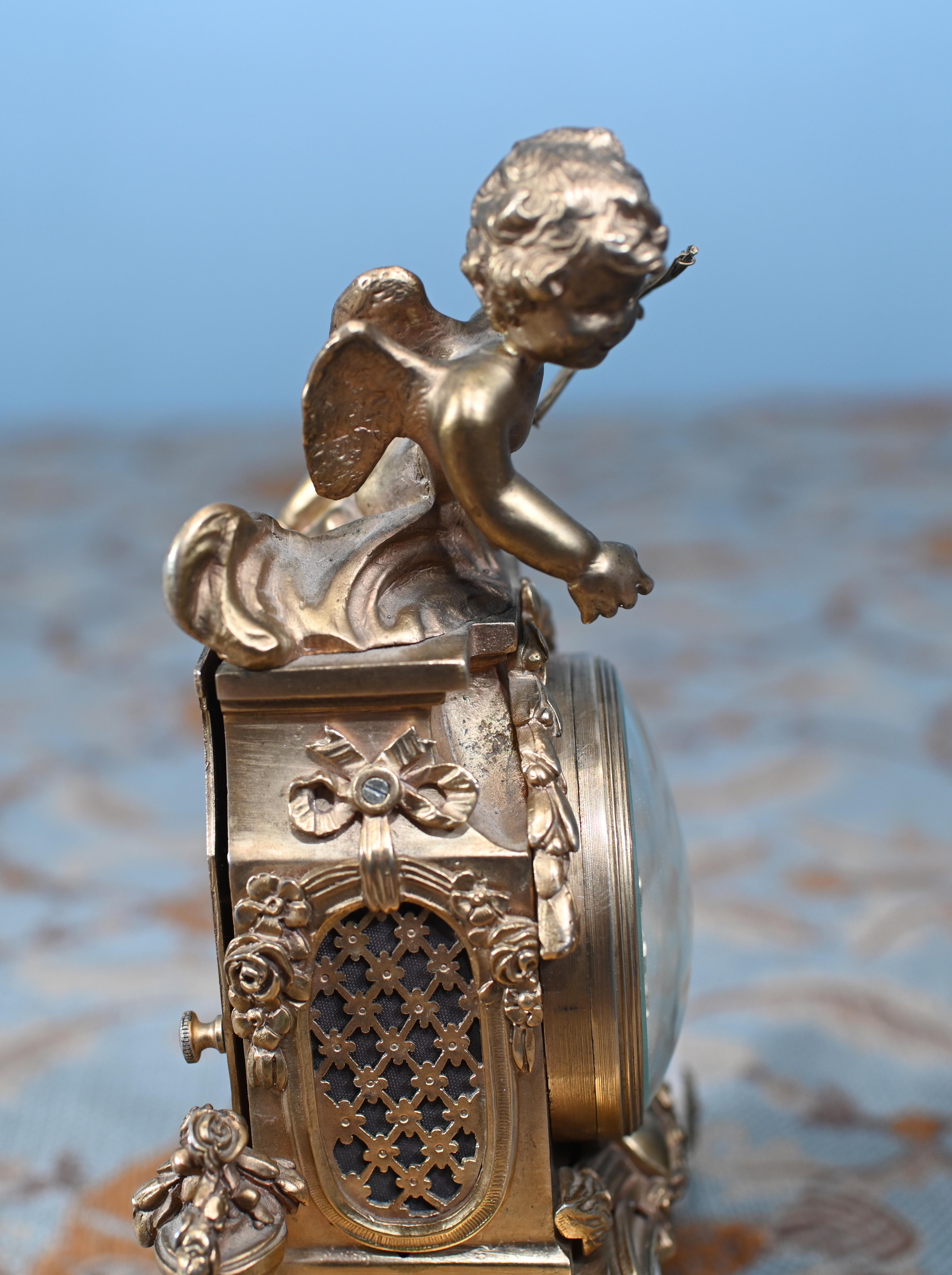 Reloj de repisa dorado inglés Cherub St. James Londres 1880 en venta 2