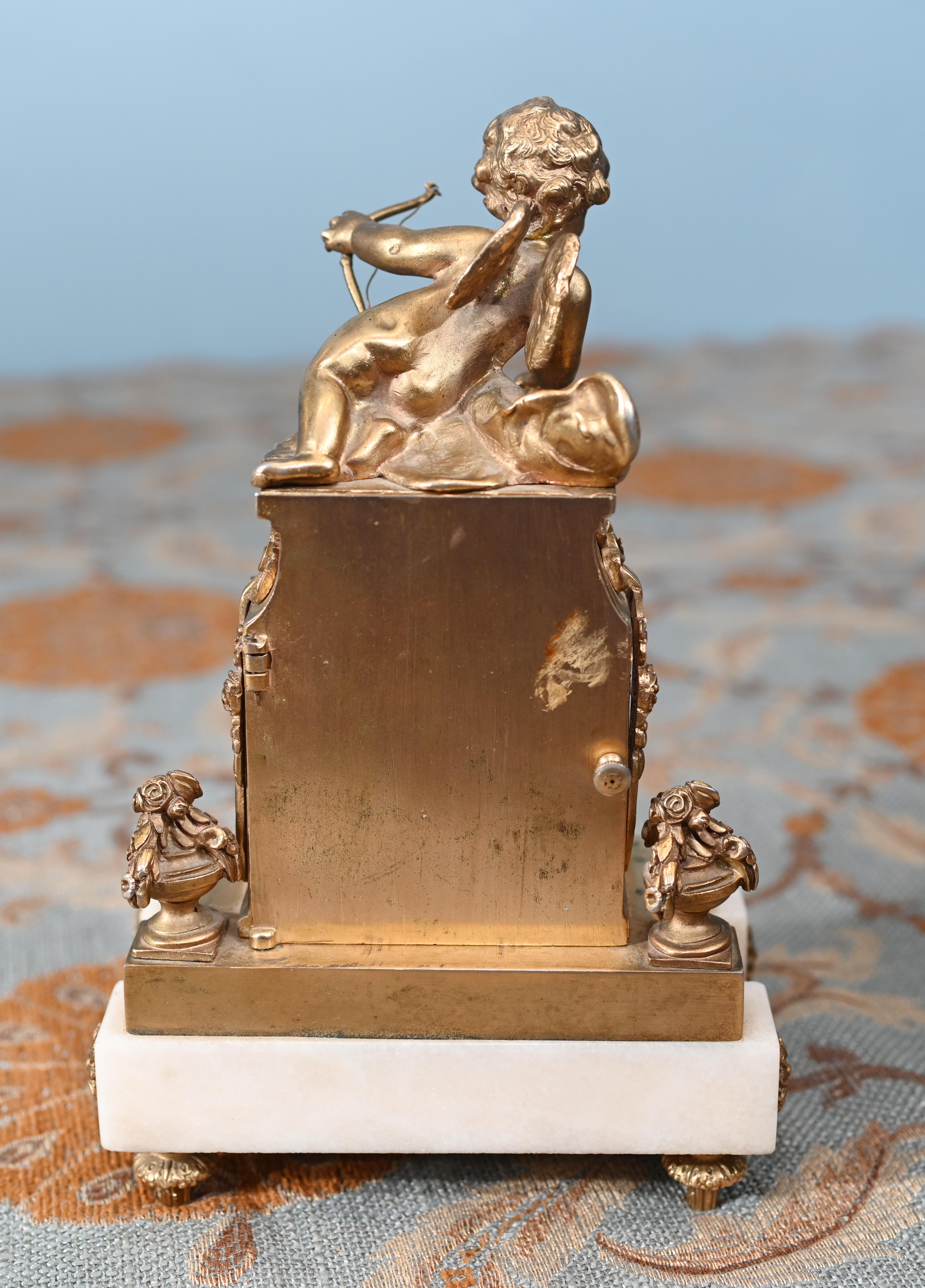Reloj de repisa dorado inglés Cherub St. James Londres 1880 en venta 3
