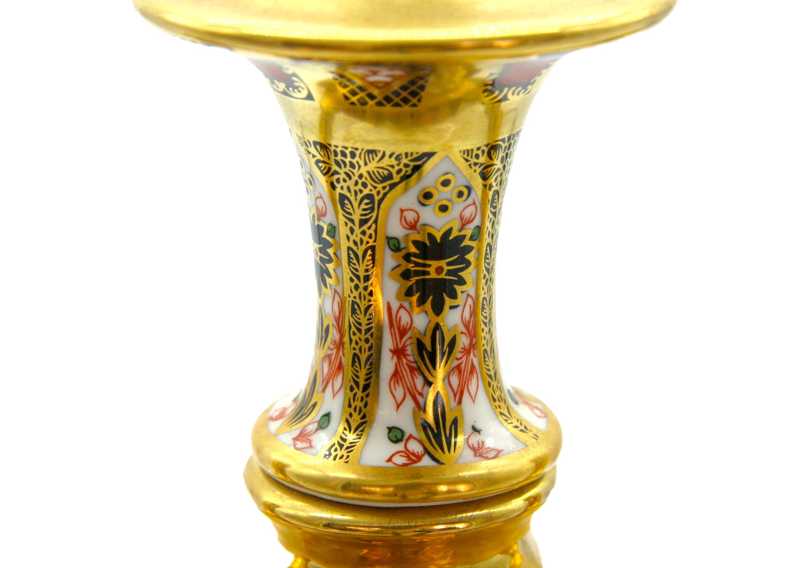 Vases/urnes anglais dorés / peints Royal Crown Derby en vente 4