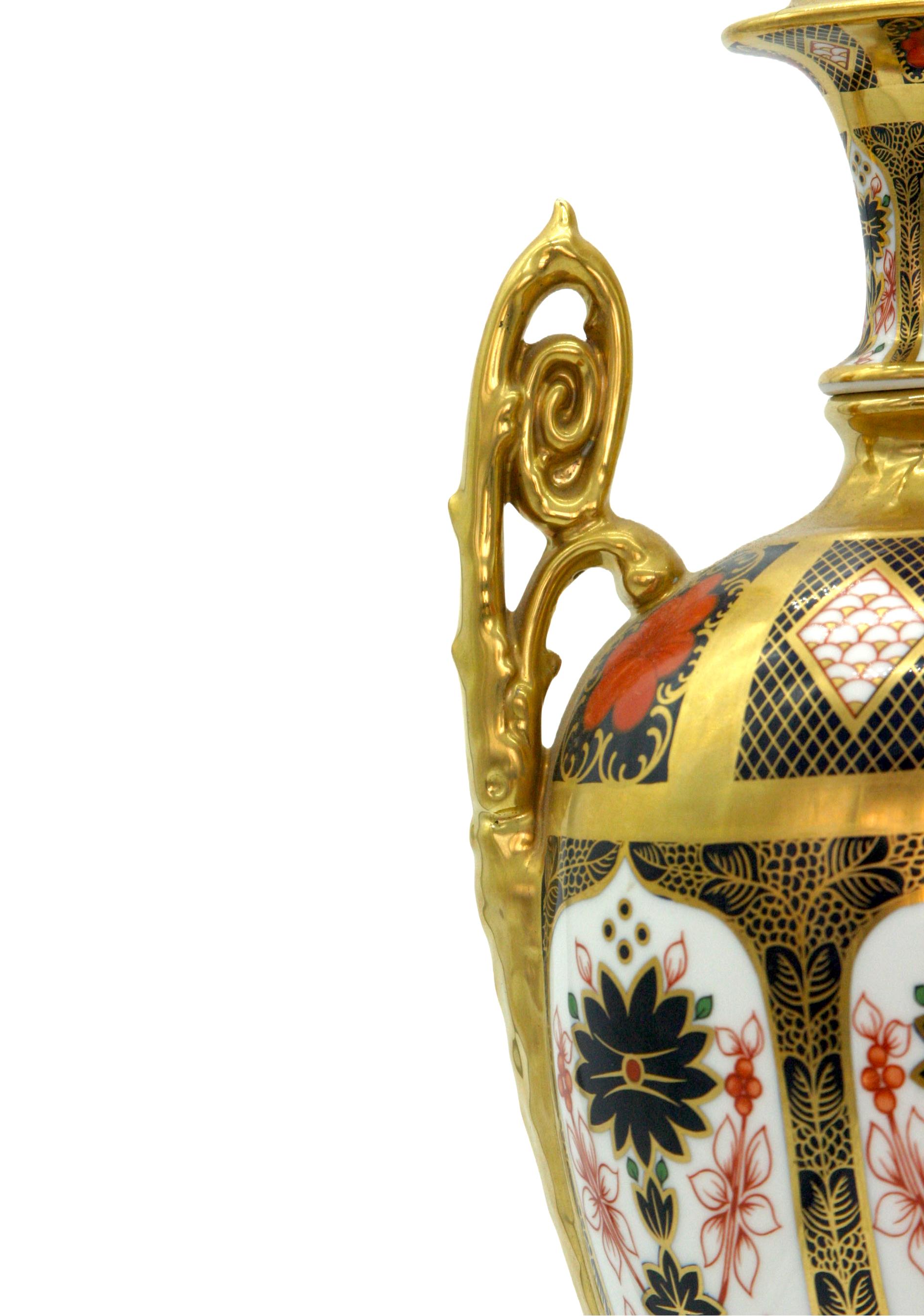 Vases/urnes anglais dorés / peints Royal Crown Derby en vente 5