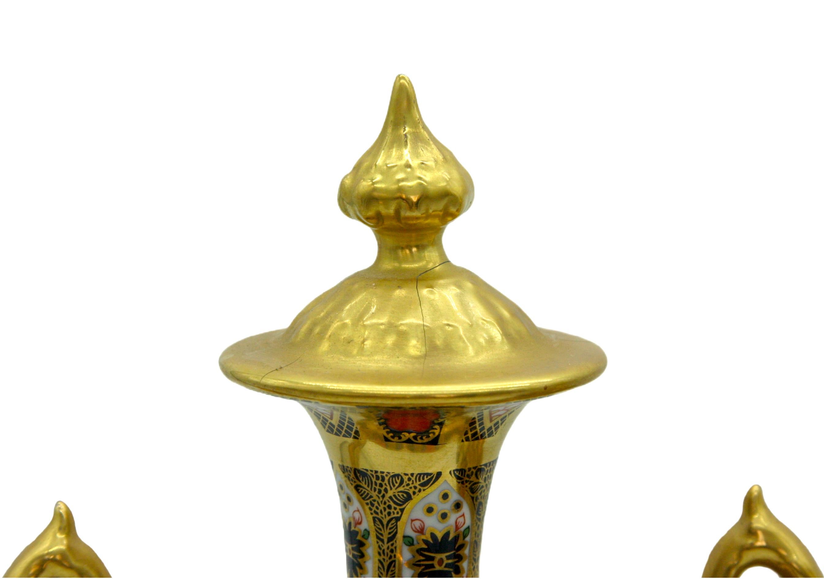 Vases/urnes anglais dorés / peints Royal Crown Derby en vente 8