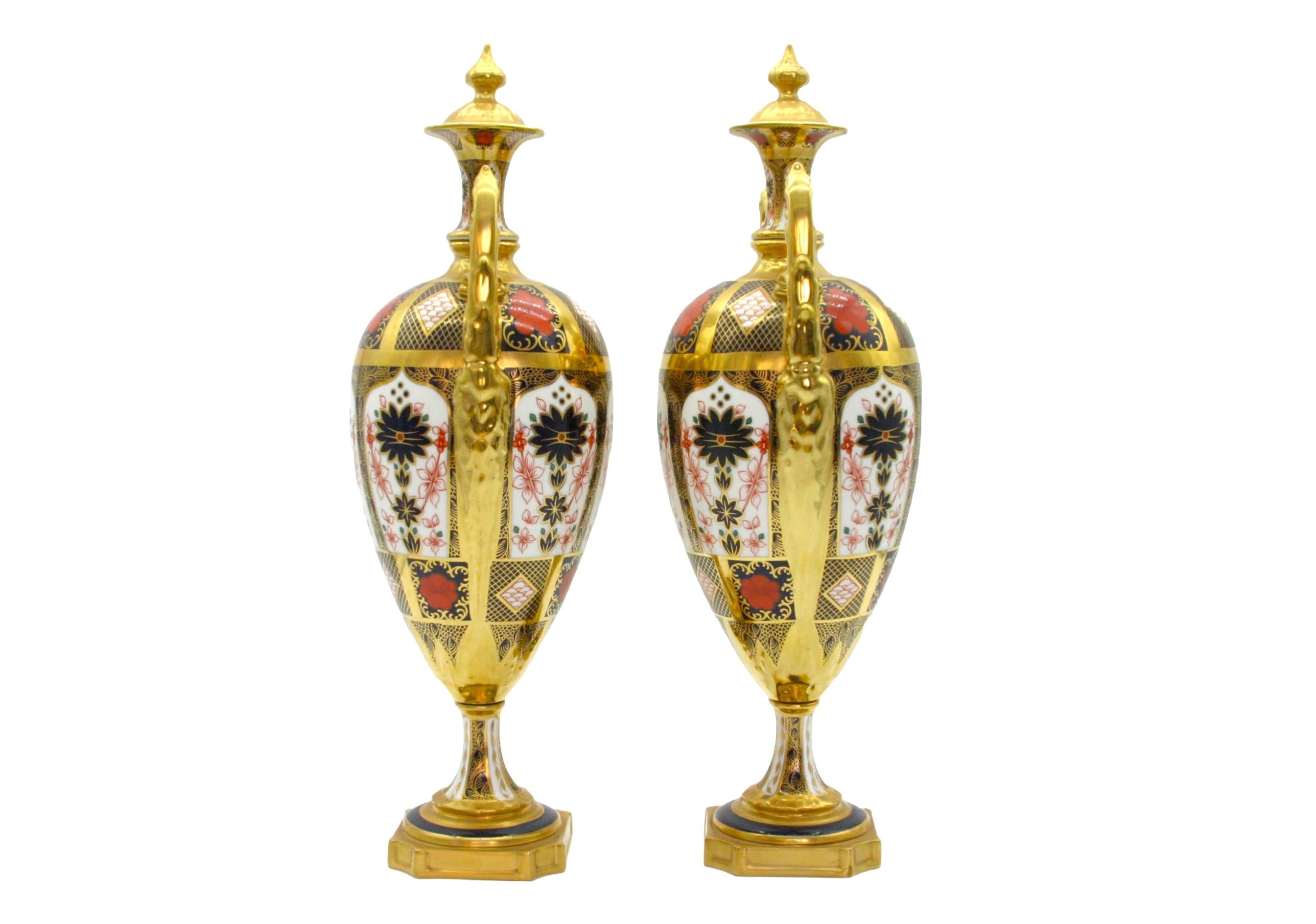 Britannique Vases/urnes anglais dorés / peints Royal Crown Derby en vente