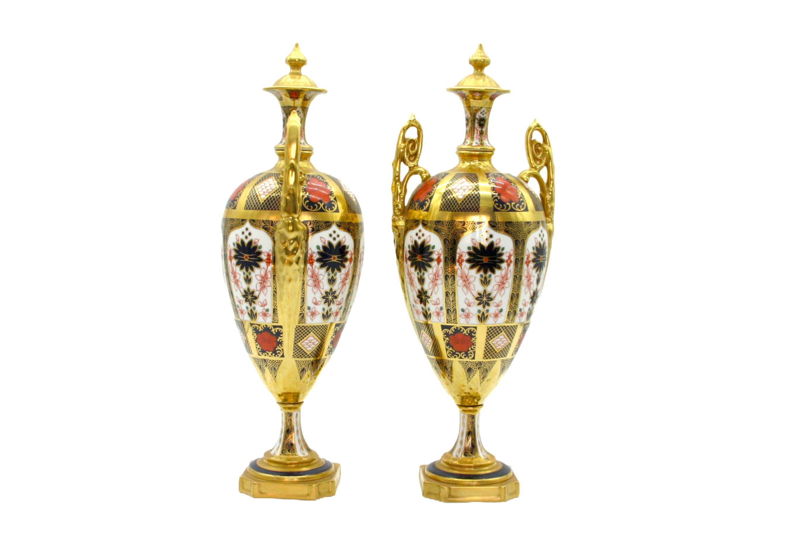 English Gilt / Painted Royal Crown Derby Vases/Urns In Good Condition For Sale In Tarry Town, NY