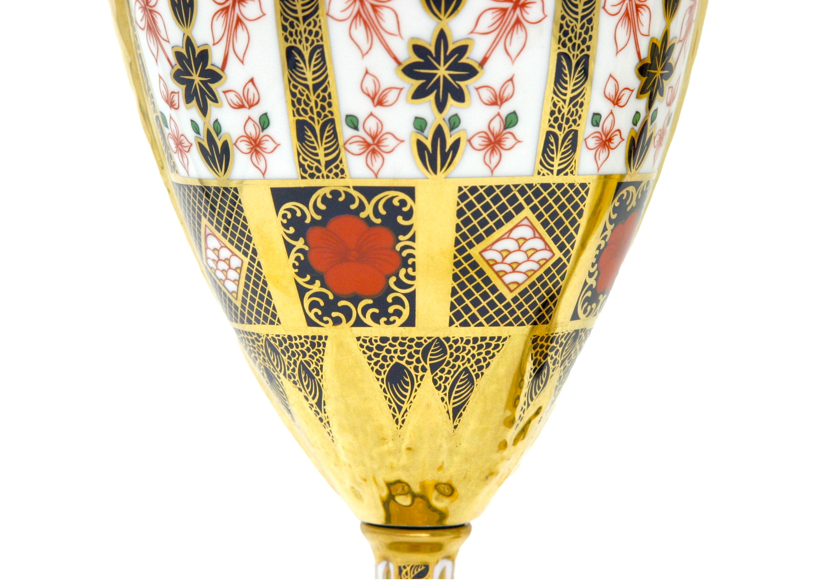 20ième siècle Vases/urnes anglais dorés / peints Royal Crown Derby en vente