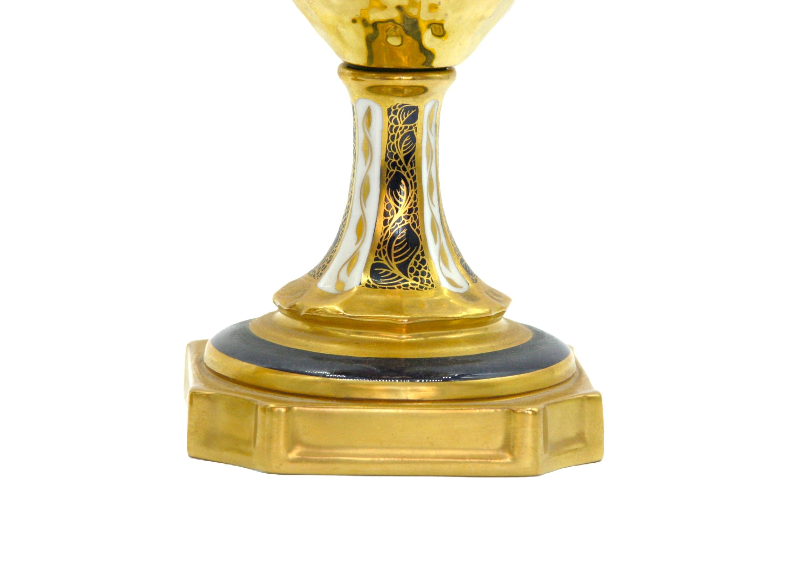Or Vases/urnes anglais dorés / peints Royal Crown Derby en vente