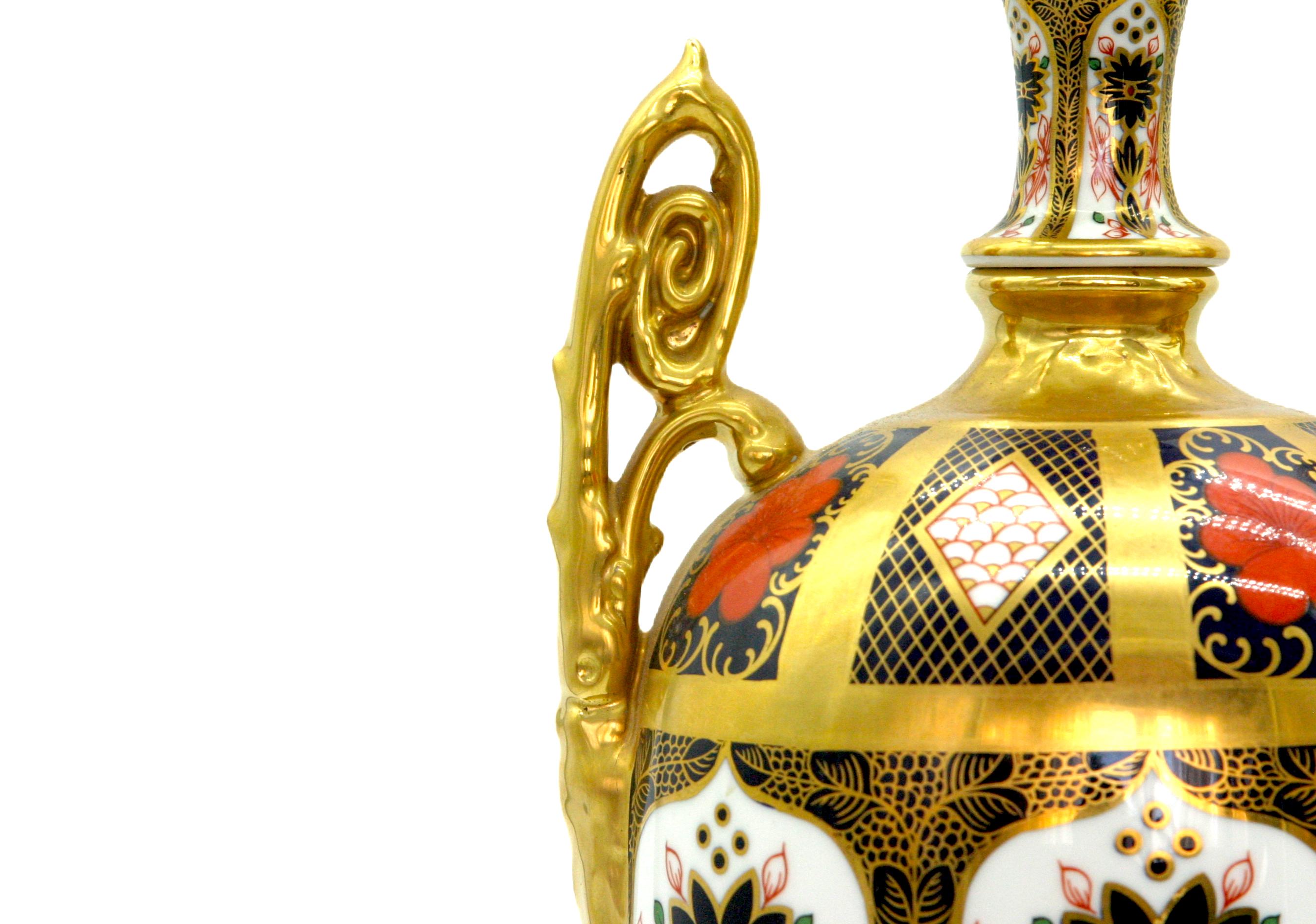 Vases/urnes anglais dorés / peints Royal Crown Derby en vente 1