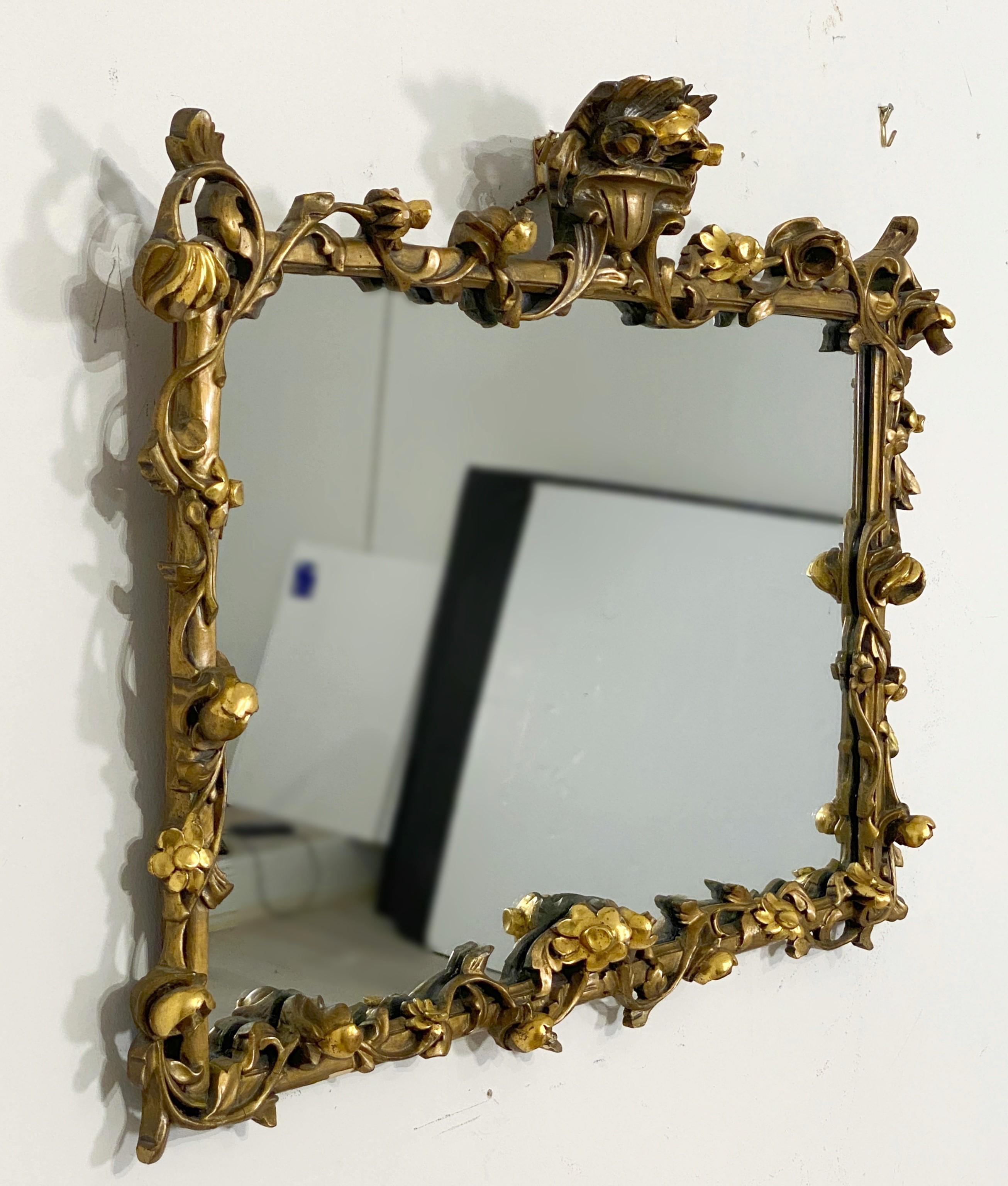 Englischer vergoldeter Wandspiegel mit geschnitztem, geblümtem Design (H 27 1/4 x W 35 1/2) (Art nouveau) im Angebot