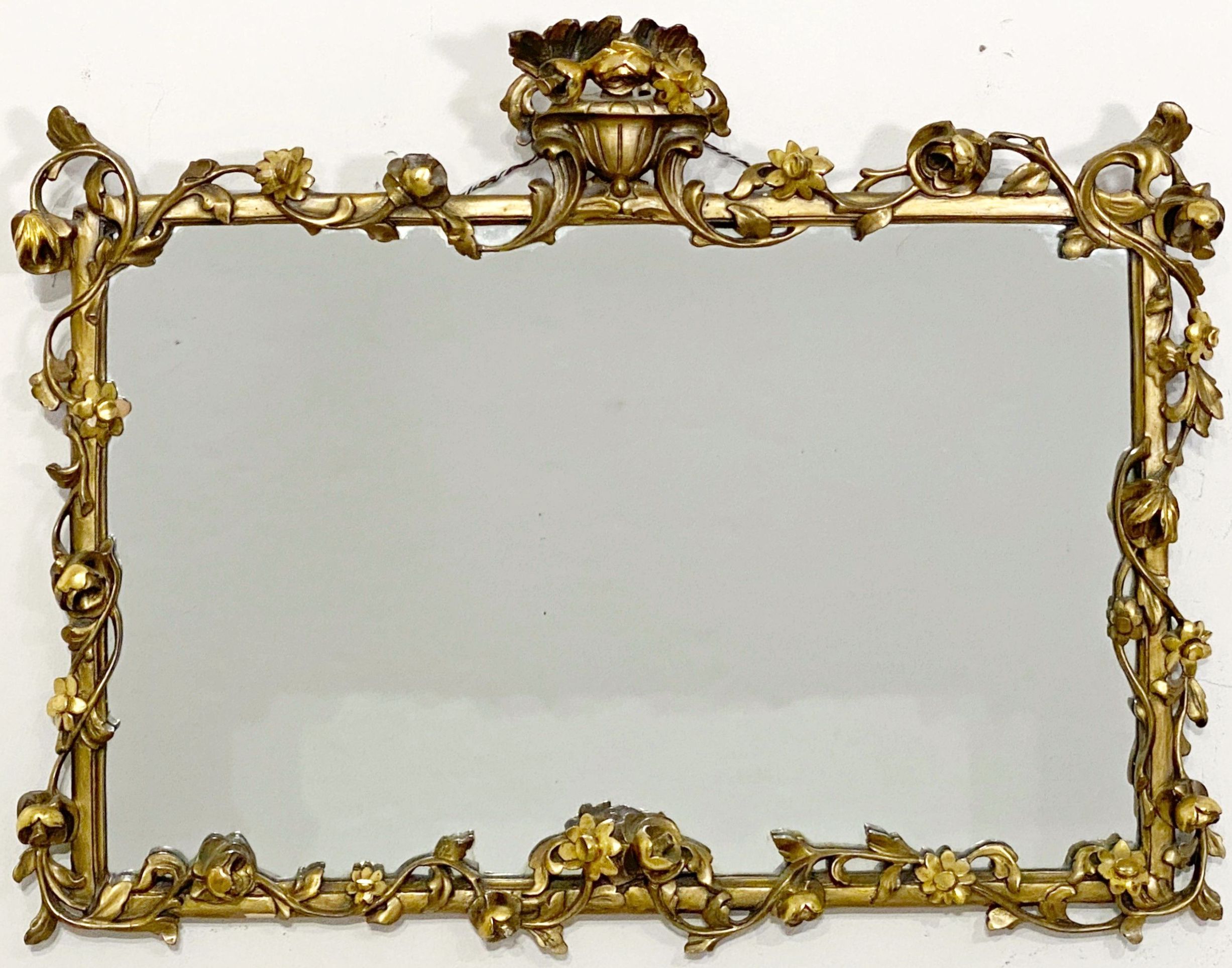 Englischer vergoldeter Wandspiegel mit geschnitztem, geblümtem Design (H 27 1/4 x W 35 1/2) (Vergoldet) im Angebot