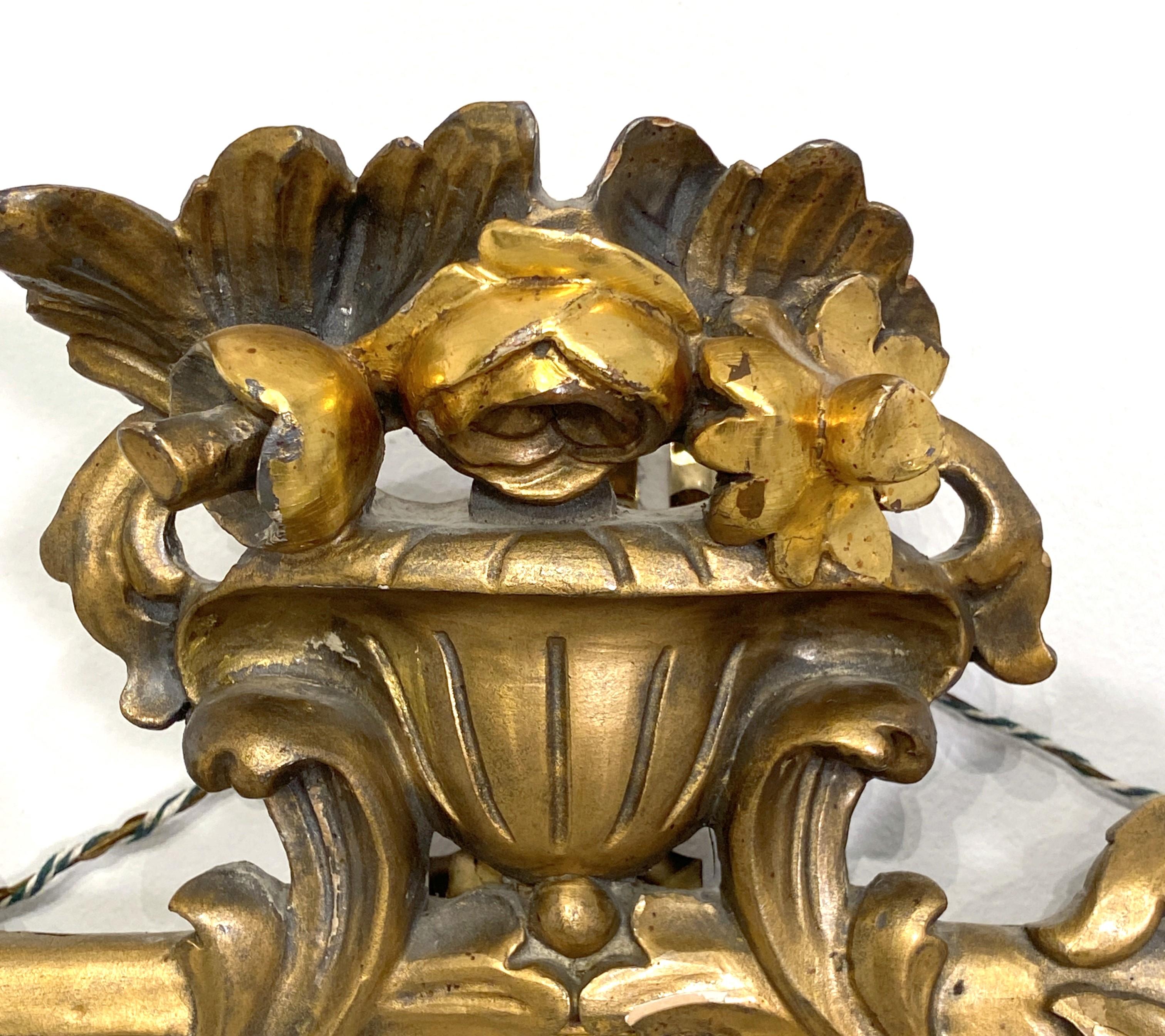 Englischer vergoldeter Wandspiegel mit geschnitztem, geblümtem Design (H 27 1/4 x W 35 1/2) (Spiegel) im Angebot