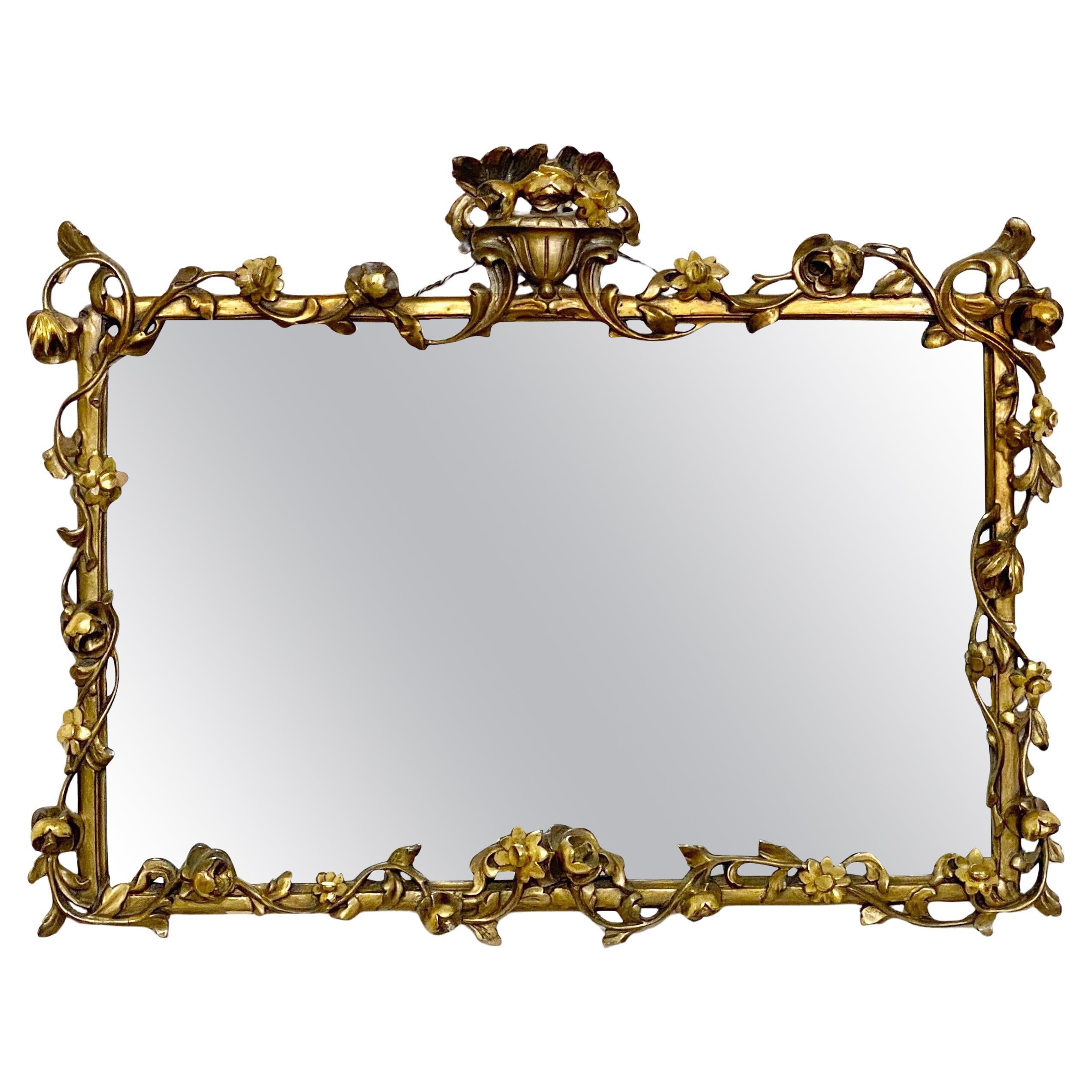 Miroir mural doré anglais avec motif floral sculpté (H 27 1/4 x L 35 1/2) en vente
