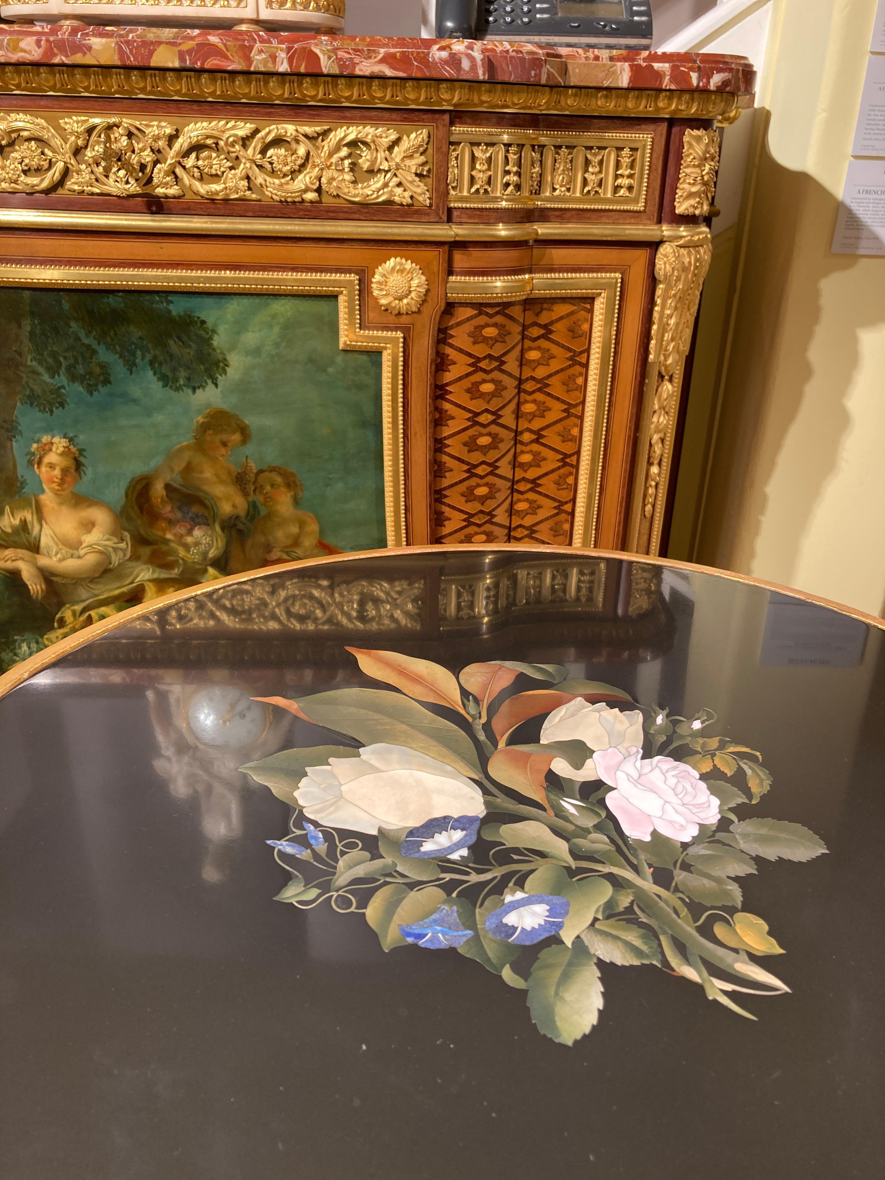 Englischer Beistelltisch aus vergoldetem Holz mit Blumenintarsien aus Stein (Intarsie) im Angebot