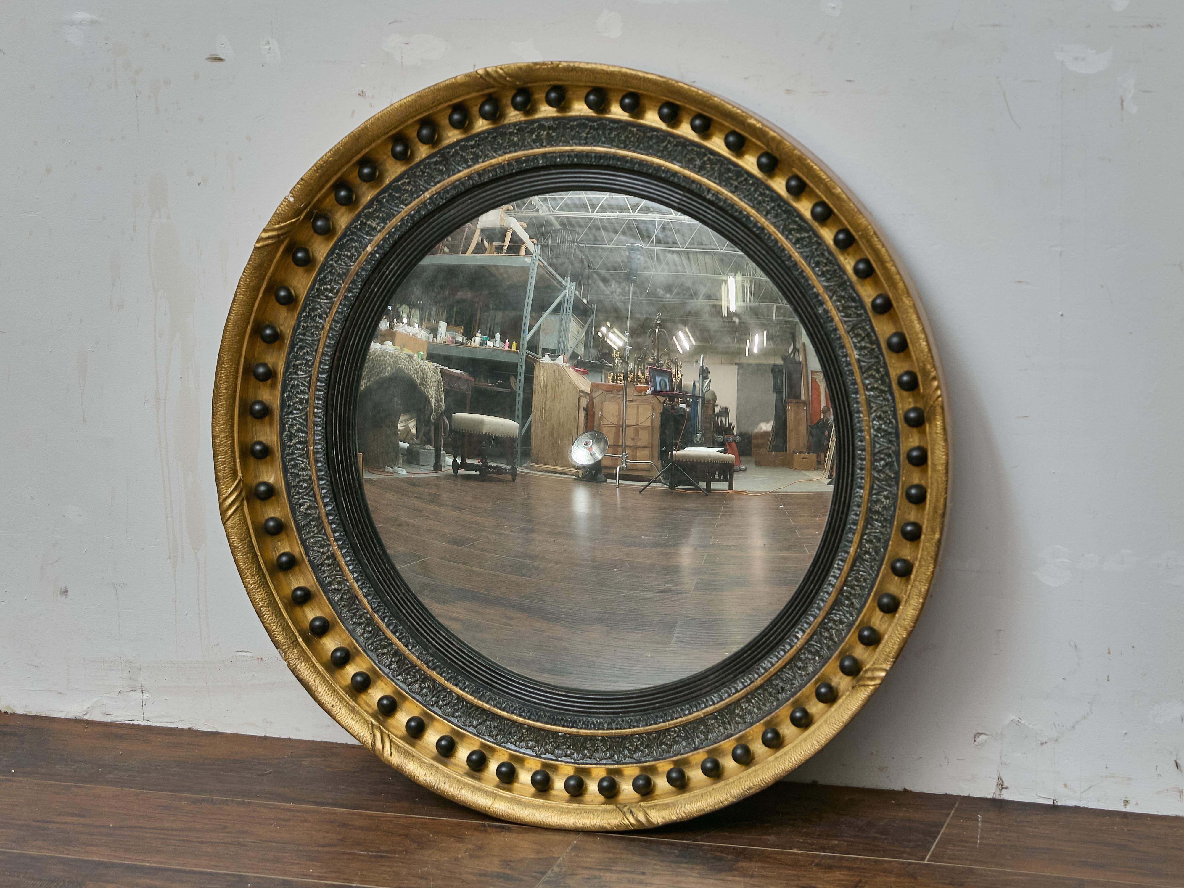 Englischer konvexer Spiegel aus Giltwood mit ebonisierten Bossen, 19. im Zustand „Gut“ im Angebot in Atlanta, GA