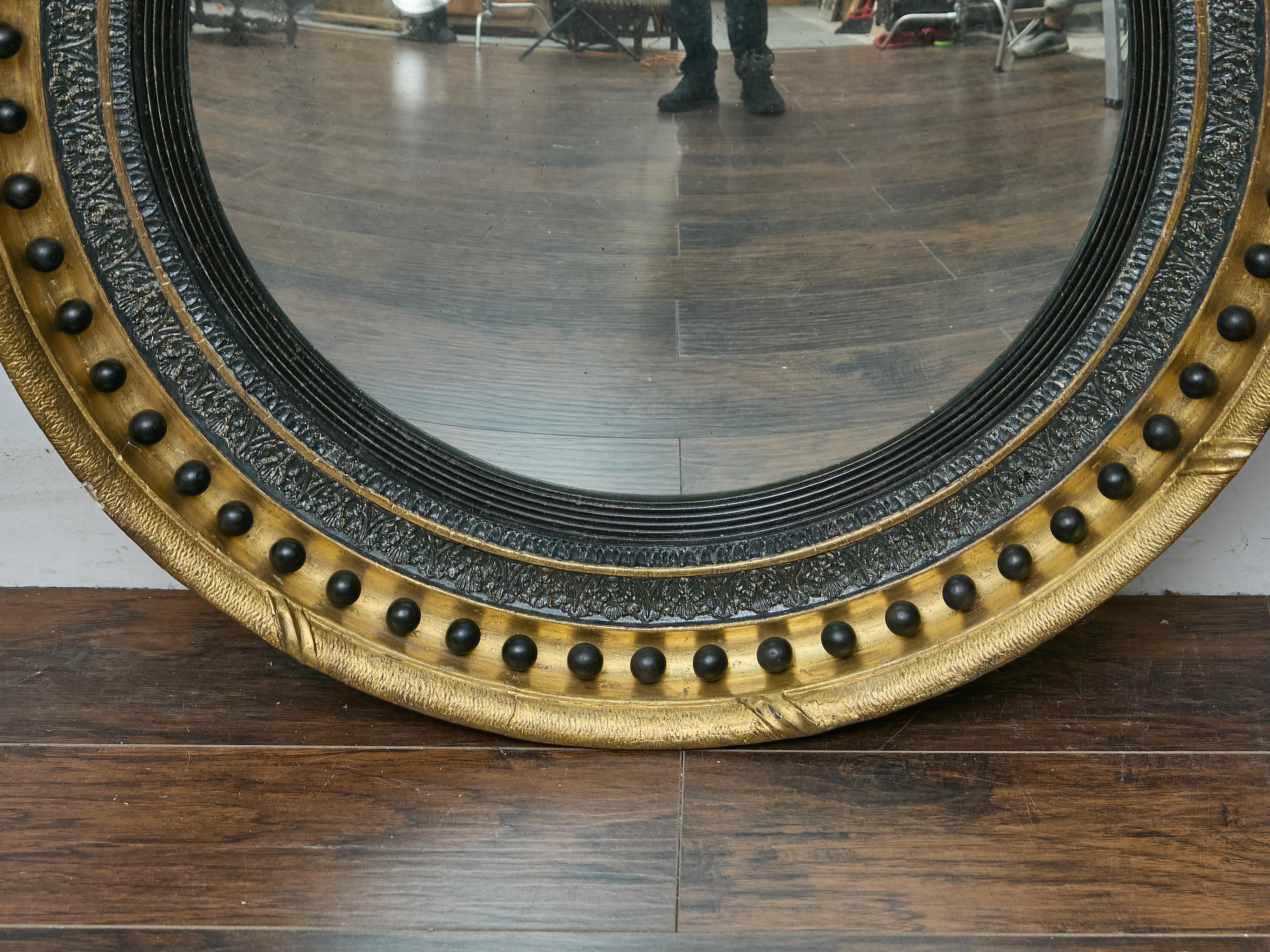 Englischer konvexer Spiegel aus Giltwood mit ebonisierten Bossen, 19. (19. Jahrhundert) im Angebot