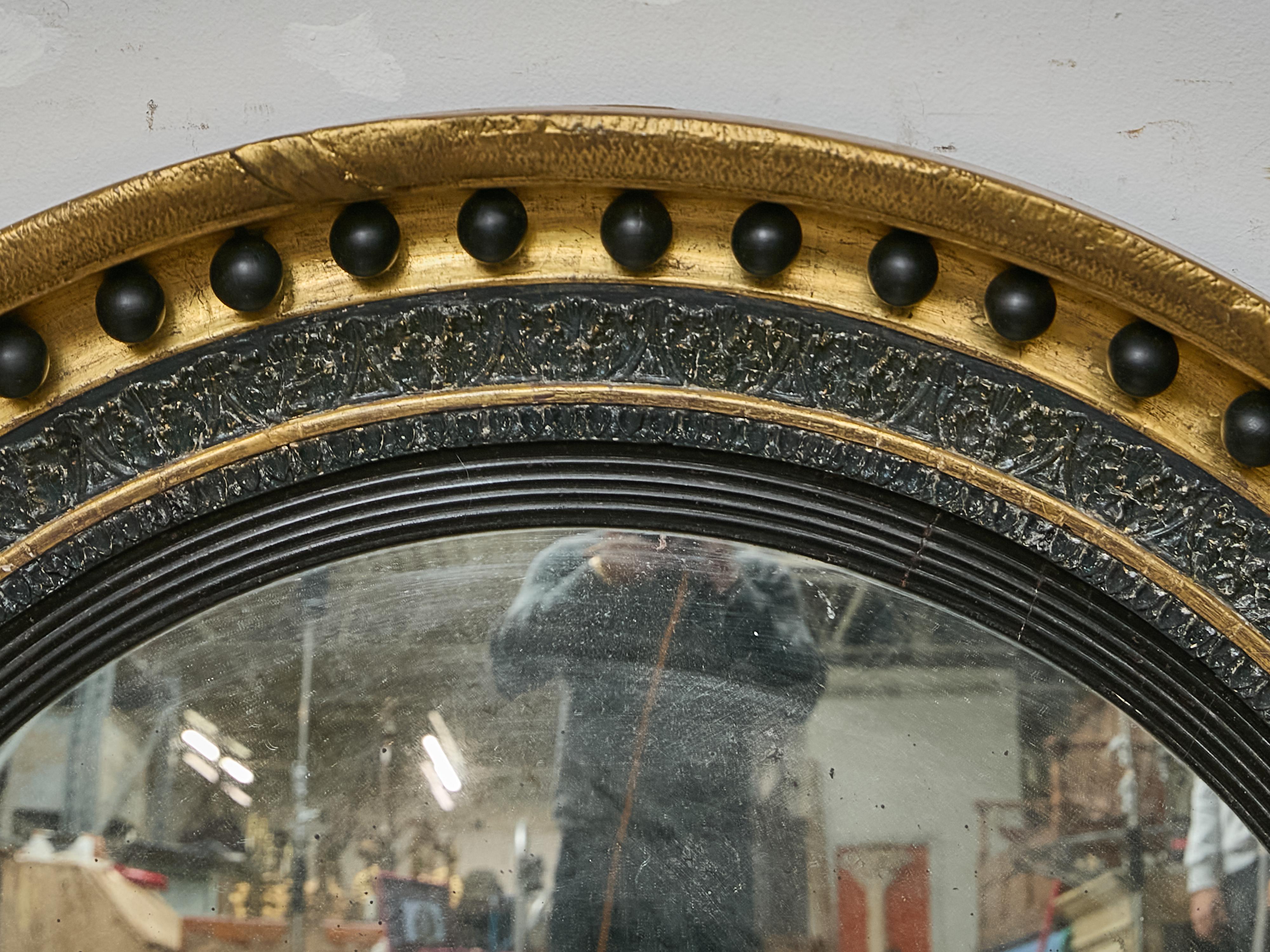 Englischer konvexer Spiegel aus Giltwood mit ebonisierten Bossen, 19. im Angebot 1