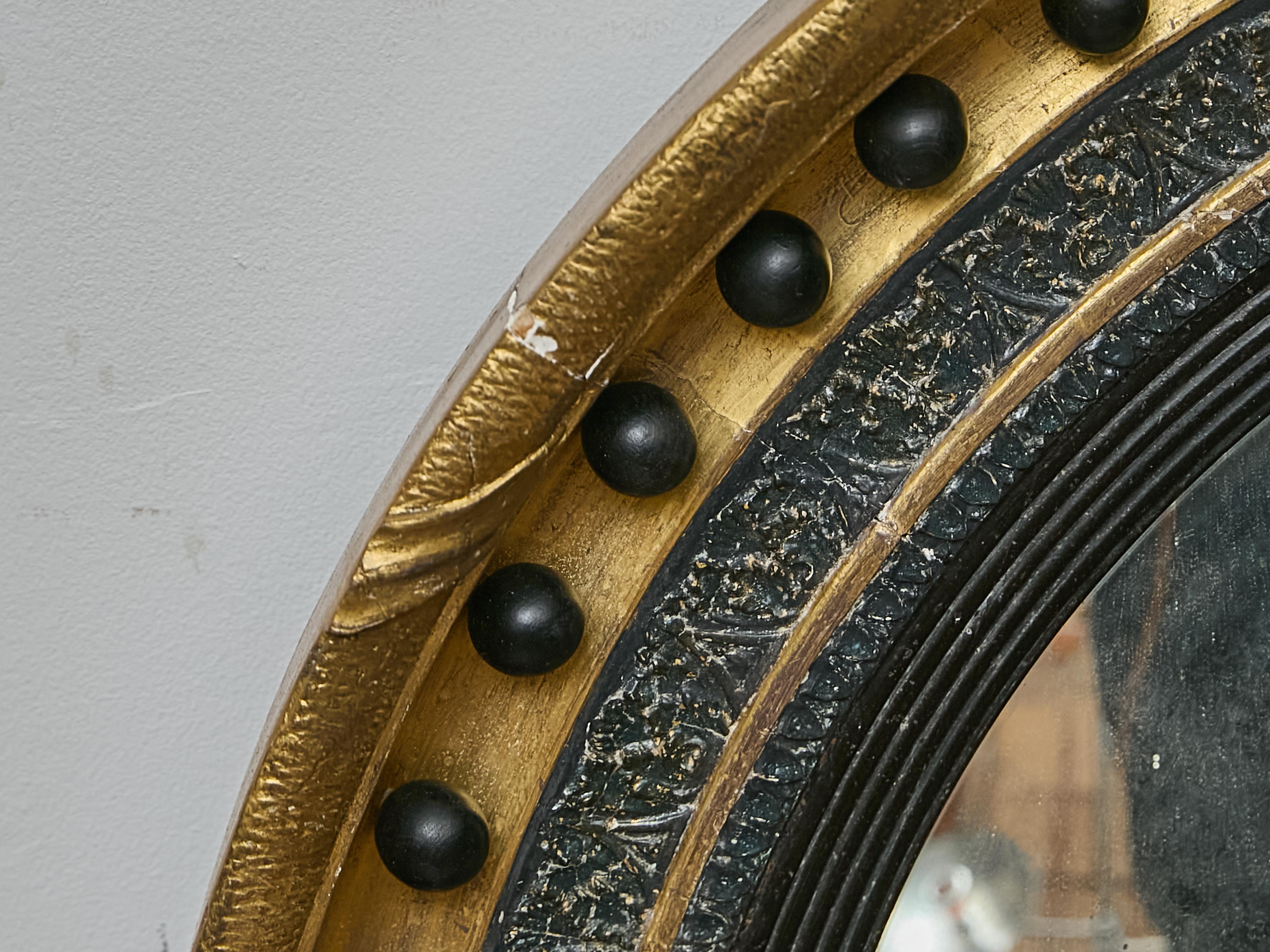 Englischer konvexer Spiegel aus Giltwood mit ebonisierten Bossen, 19. im Angebot 3