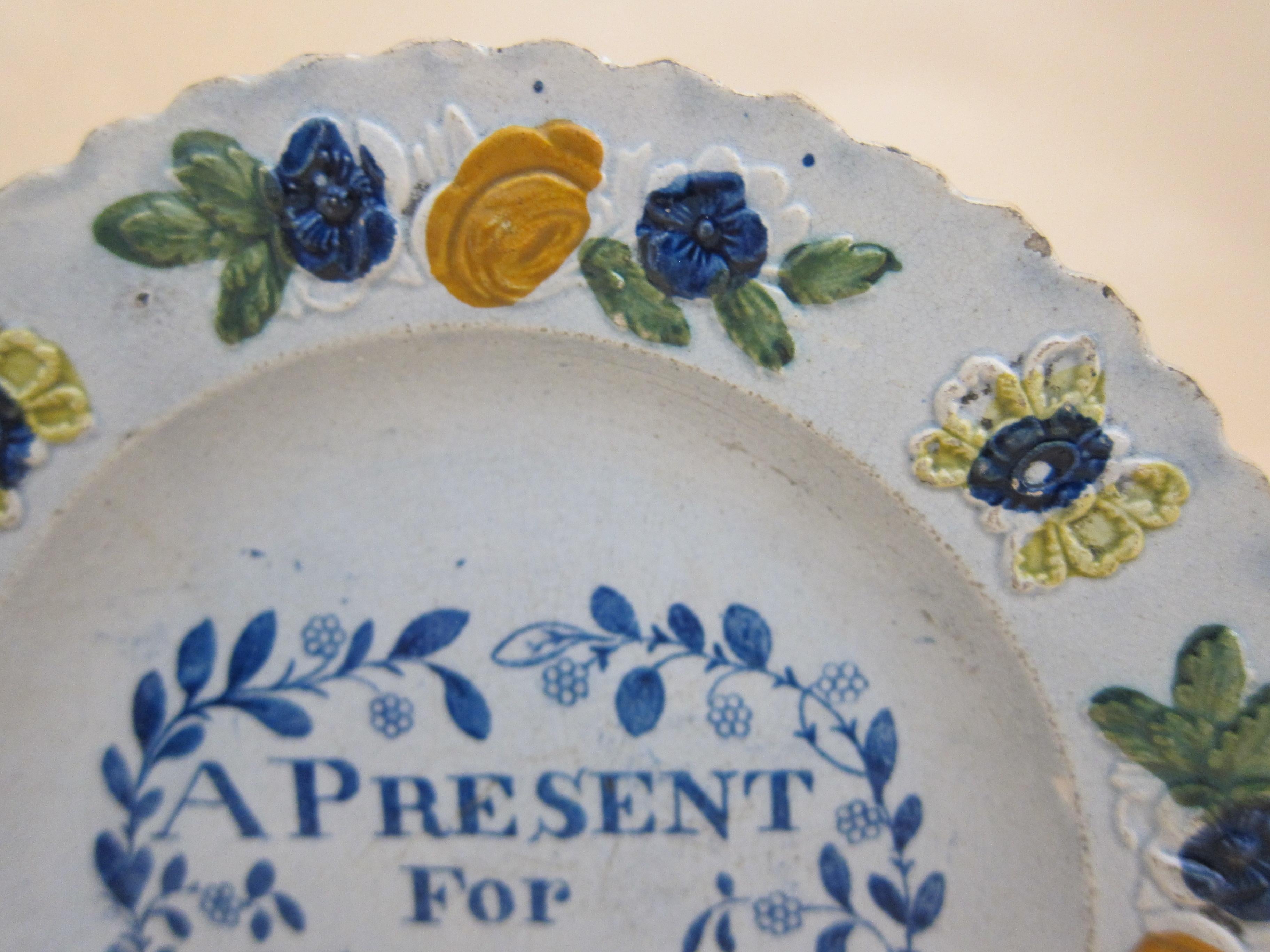 English Glaze Pearlware Present for Hannah Plate Decorated with Floral Flower In Good Condition For Sale In London, GB