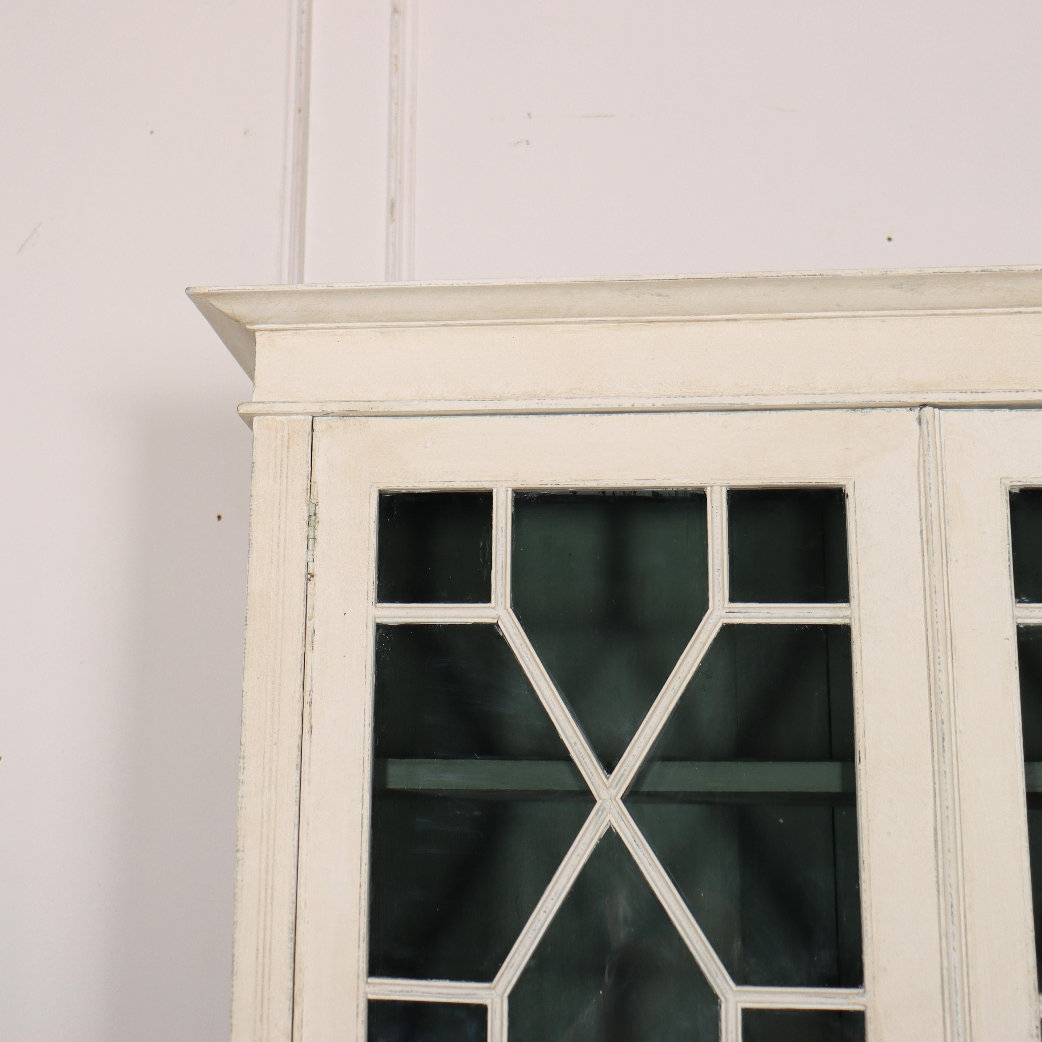 Small late 19th century English glazed oak cabinet. 1890. 

Upper shelf depth: 8-inches 


Code: 9003

Dimensions:
W: 41.5