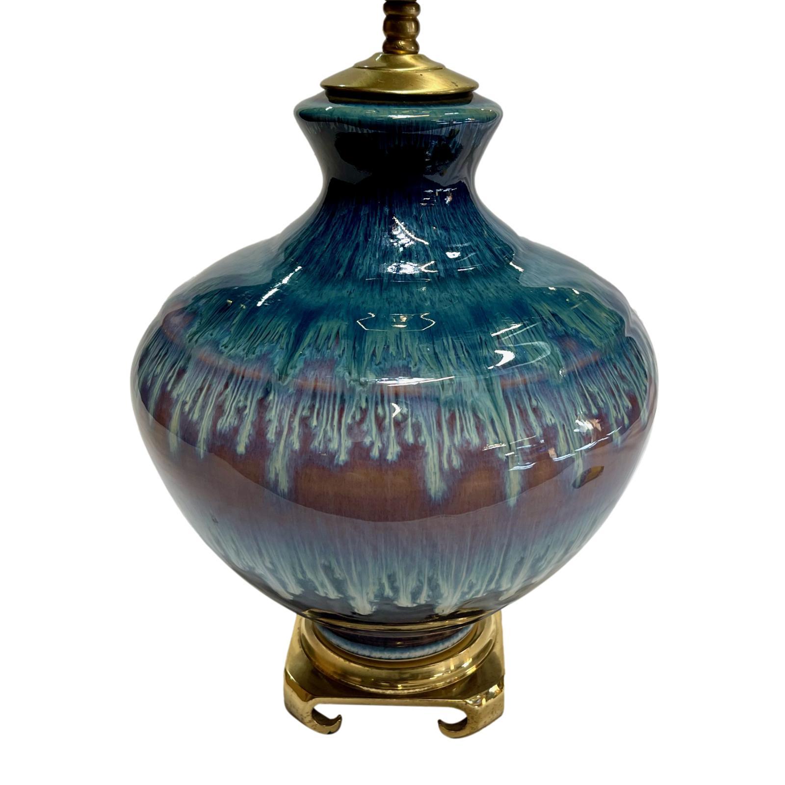 Une seule lampe de table en porcelaine émaillée anglaise datant des années 1920 avec une base en bronze.

Mesures :
Hauteur du corps : 12 pouces
Hauteur jusqu'au support de l'abat-jour : 22