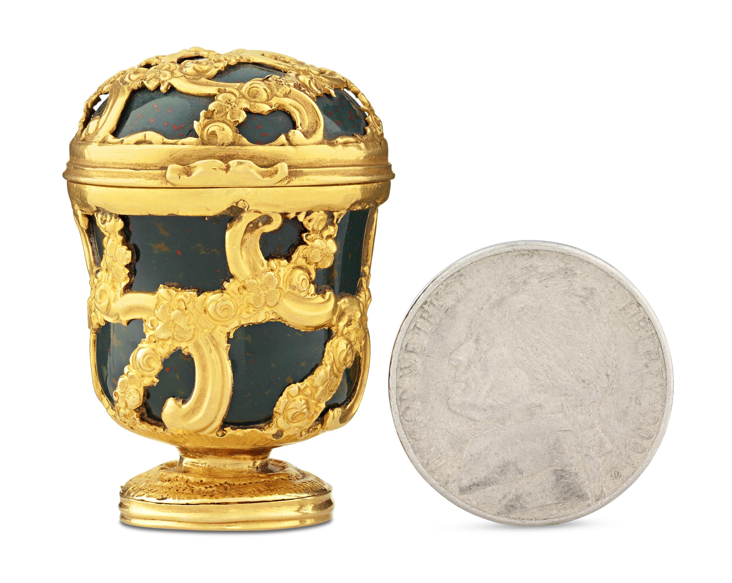 Rococo Tabatière anglaise en or et pierre dure en vente