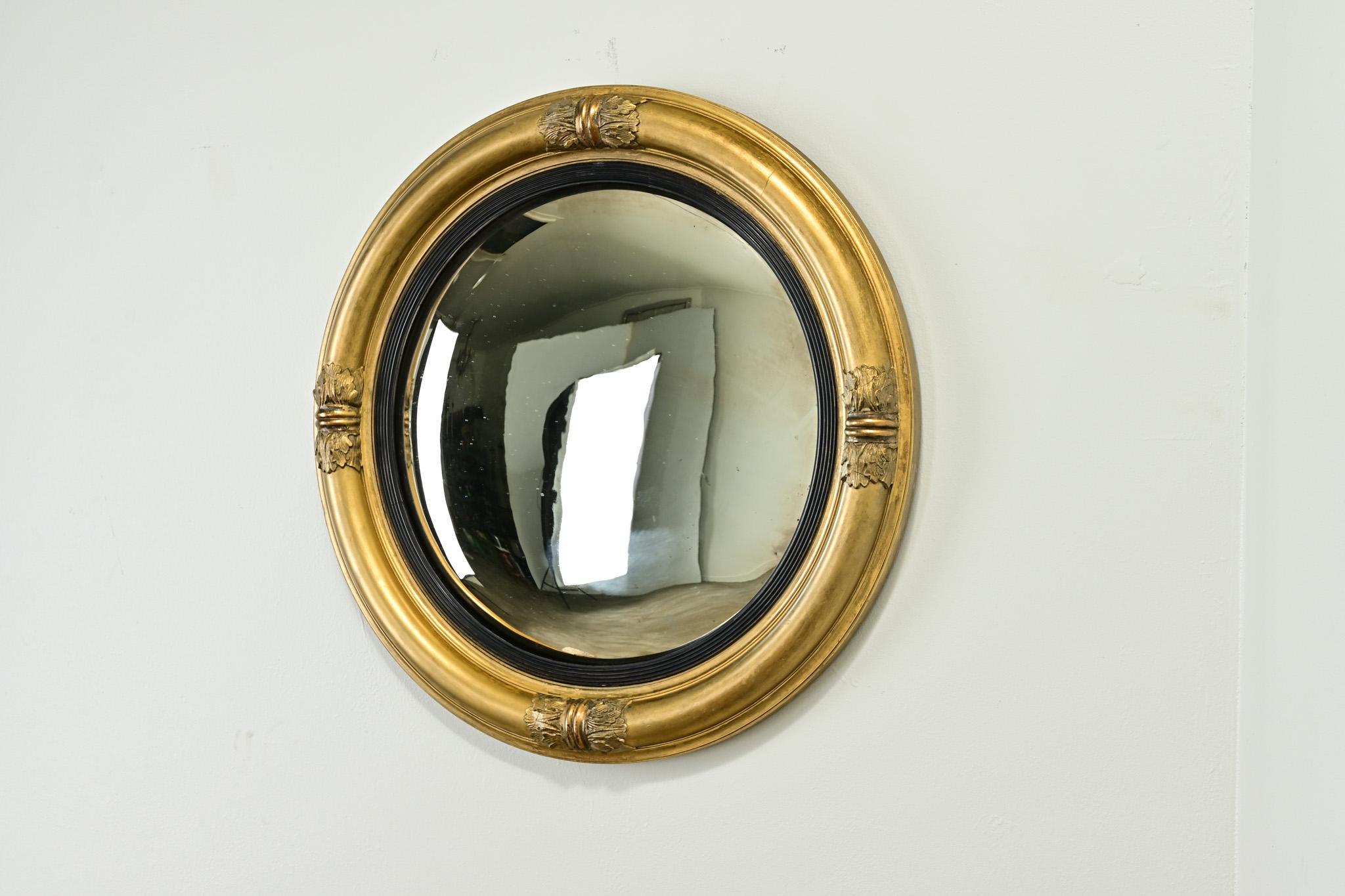 Peint à la main Miroir convexe anglais doré en vente