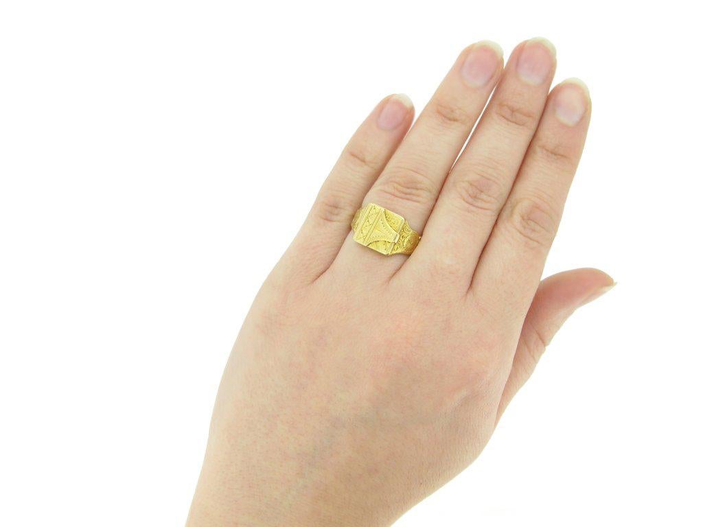 Bague médaillon anglaise en or, c1917 en vente 2