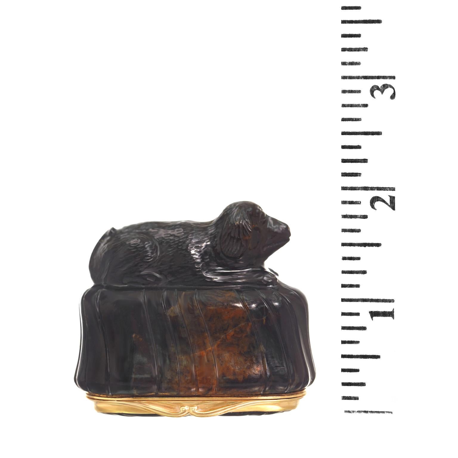 English Gold Mounted Carved Hardstone Dog Form Snuff Box In Excellent Condition In Litchfield, CT