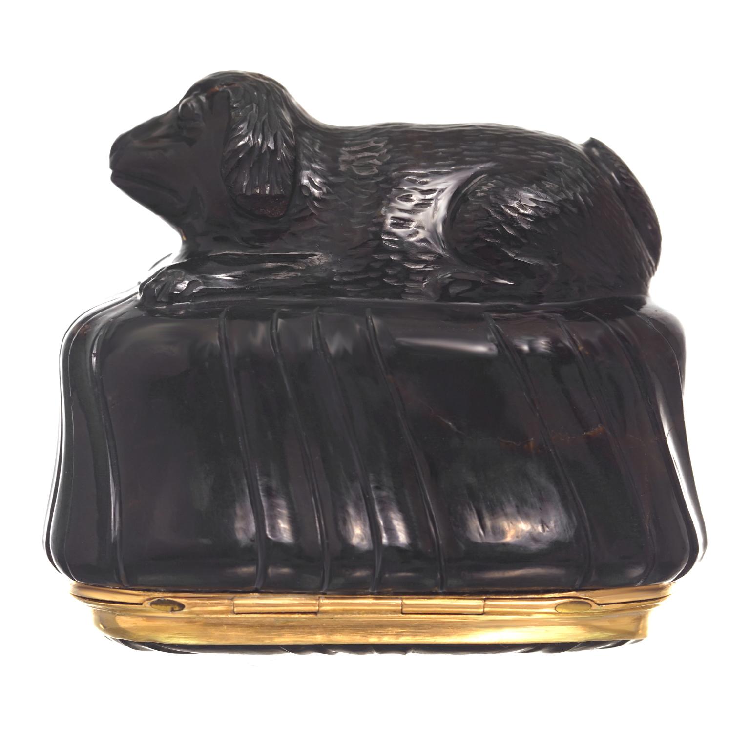 English Gold Mounted Carved Hardstone Dog Form Snuff Box 3