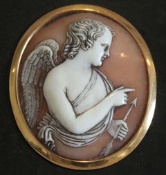 Camafeo inglés de Cupido y Psique tallado en concha y montado en oro sobre base de mármol