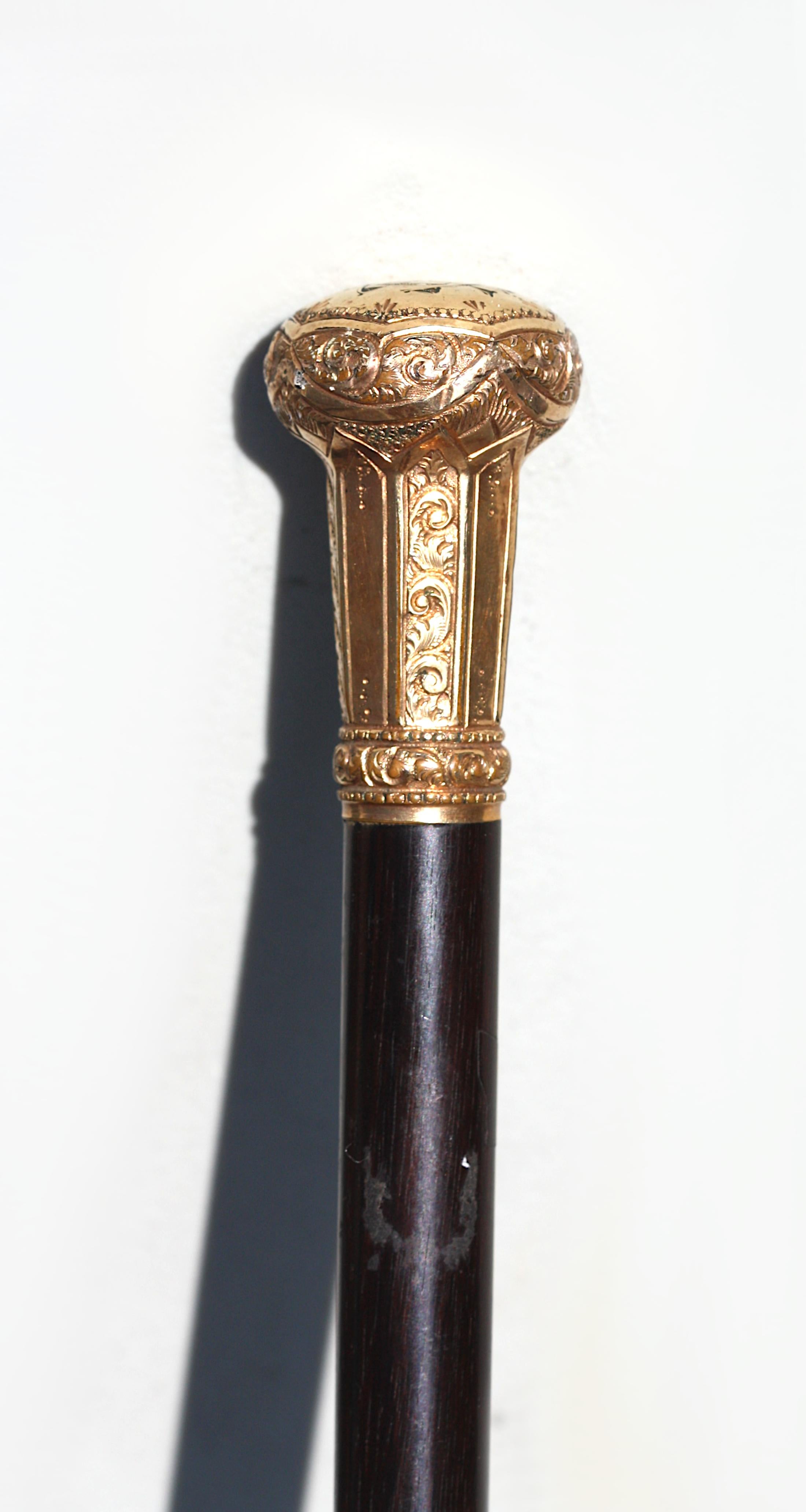 
Bâton de marche anglais plaqué or pour homme
Circa 1890, R.F. Simmons & Co. Marqué R.F.S. & Co. La poignée du bouton, ciselée de feuillages et de panneaux, monogrammée, AVSW ( ?), sur une tige en ébène, avec virole en métal, avec documentation